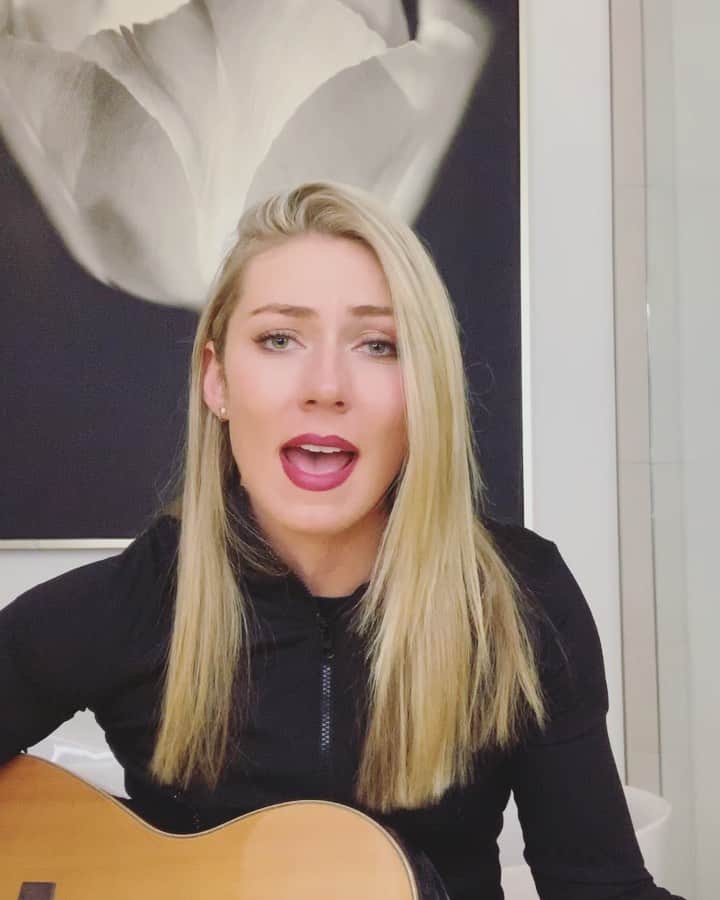 ミカエラ・シフリンのインスタグラム：「...trying to use lip color to distract from the goggle tan🤦‍♀️🤷‍♀️... Song: “If You Need Me” (@juliamichaels happy birthday!) 😍😍」