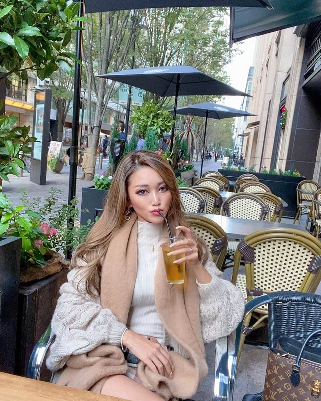 AYAMEさんのインスタグラム写真 - (AYAMEInstagram)「#cafe#cafetime#tokyo#terracecafe#juice#ootd#muffler#longhair#beigeoutfit#reedit#photogenic#genic_tokyo#fashionnova#テラスカフェ#カフェ#眠い#mytokyois」11月14日 11時51分 - l.ayame