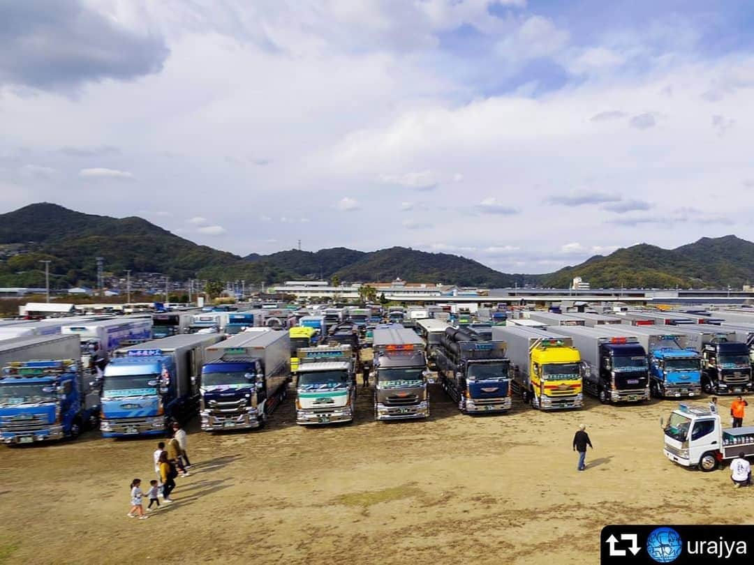 Bi Rod by Lumica.のインスタグラム：「#repost @urajya ・・・ 朝から何やら賑やかな寄島😳  日本中のトラック🚚が集結しています(ｳｿ)  アートトラックの撮影会が行われています🚚🚛📷 デコトラ✨🎉✳️も参加されてるみたいので もしかしたら暗くなるまで行われるかも？  仕事終わりに寄ってみようかな👀. . . . 📴弁当を買いに出るふりして 遠回りして📷したのはナイショ😉  #西日本災害復興支援チャリティ撮影会 #映えの国 #岡山へ行こう  #あさくちさんぽ  #寄島 #浅口市 #三ツ山 #雅会 #アートトラック #デコトラ #トラック魂 #birod」