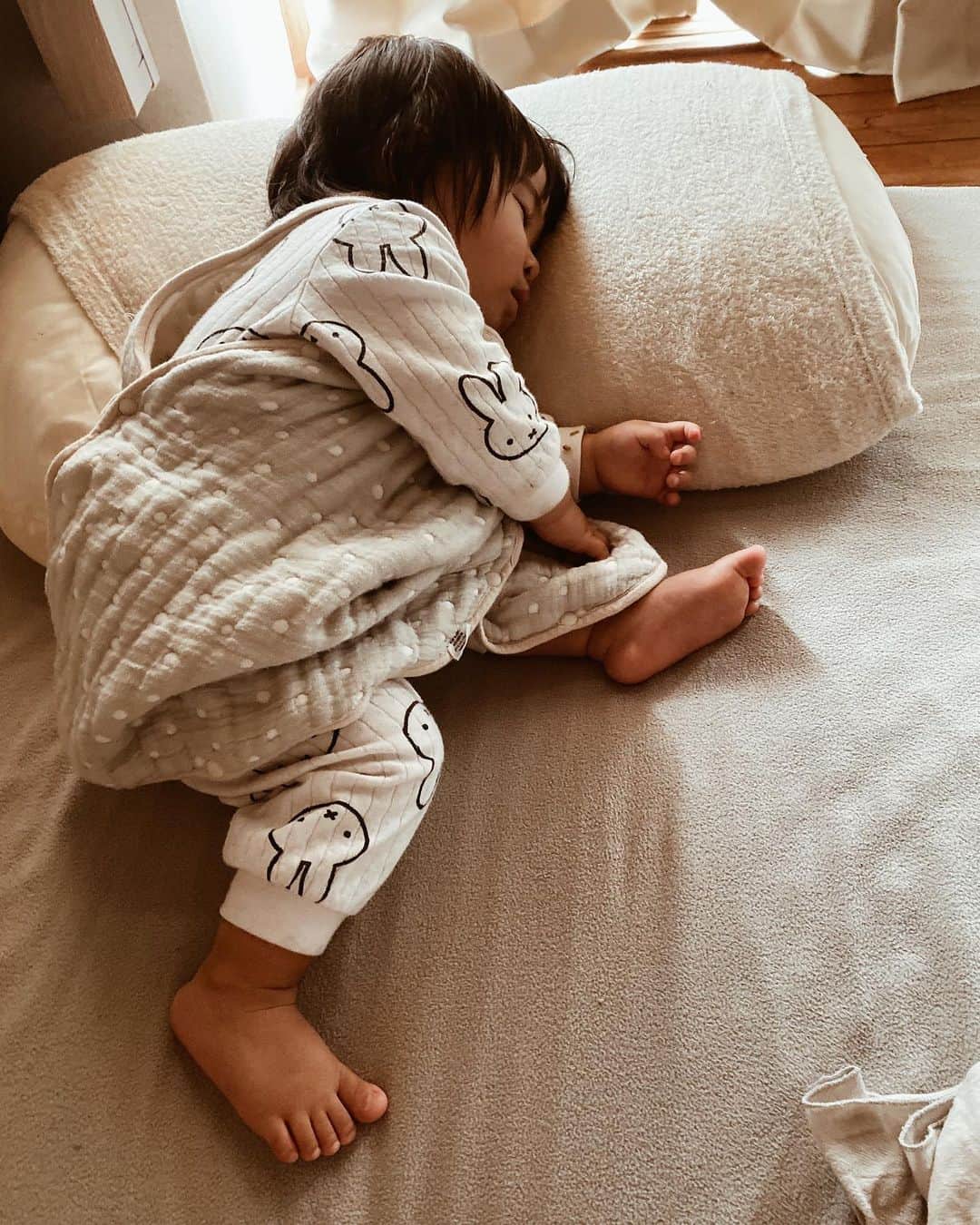 クロさんのインスタグラム写真 - (クロInstagram)「枕使いのプロです🛏✨✨ ピーさんが枕いらないかなって枕じゃない場所へ寝かせたら自ら移動していったらしい💭  私のだったり、おとちゃんのだったり枕が奪われ気味ですので、そろそろもう一つ枕を用意しようかな👶🏼🤲🏽. . #枕問題 #寝顔 #とにかく顔のニオイをまず嗅ぐ #baby #女の子ママ #あいのり #ママリ#ベビフル #コドモノ #赤ちゃんのいる生活 #mamagirl #親バカ部 #楽天ROOM #smiling #smilingbaby #うちのおにぎりちゃん #smilingiscontagious #笑顔の連鎖 #ちびクロdiary #ちびクロコーデ」11月14日 11時59分 - kuro_risa