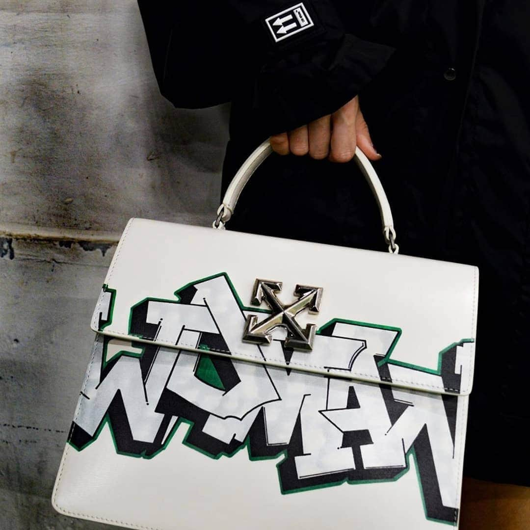 OFF-WHITE C/O VIRGIL ABLOHさんのインスタグラム写真 - (OFF-WHITE C/O VIRGIL ABLOHInstagram)「Off-White™ 4.3 graffiti jitney bag now available at @off___white____kualalumpur store」11月14日 12時00分 - off____white