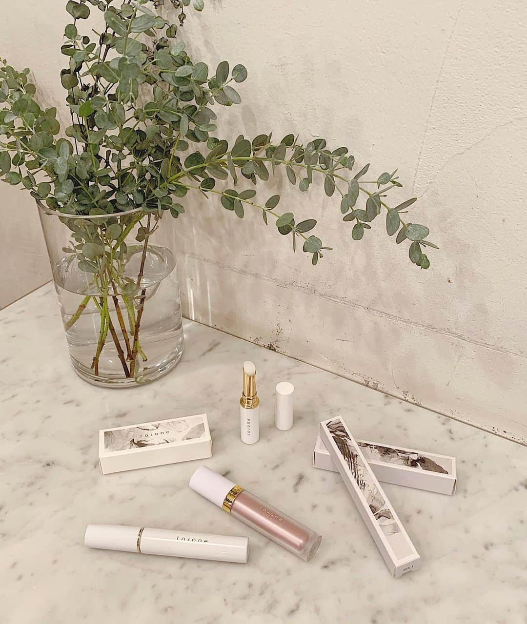 のインスタグラム：「ㅤㅤㅤㅤㅤㅤㅤㅤㅤㅤㅤㅤㅤ @toonecosmetics to/one 2020 Spring Collection 発表会へ🌿 ㅤㅤㅤㅤㅤㅤㅤㅤㅤㅤㅤㅤㅤ to/oneは本当に見るだけでかわいくてテンション上がる だいすきなブランド🥺❤︎ ㅤㅤㅤㅤㅤㅤㅤㅤㅤㅤㅤㅤㅤ ペタルリキッドアイシャドウはもう3本目。 ほんのりラベンダーでめちゃくちゃ可愛い色..！🍇 ㅤㅤㅤㅤㅤㅤㅤㅤㅤㅤㅤㅤㅤ ロングラッシュマスカラのオレンジは 春のメイクに絶対かわいいだろうな🙄 ㅤㅤㅤㅤㅤㅤㅤㅤㅤㅤㅤㅤㅤ フェイストリートメントスティックは ミネラルコスメには珍しくビタミンCが 5%も配合されているそう。 クリームの前に美容液感覚で使ったり、 リップにも使えるそうで、 かなりお世話になりそうなアイテム❤︎ ㅤㅤㅤㅤㅤㅤㅤㅤㅤㅤㅤㅤㅤ #toone #toone2020ss #トーン」