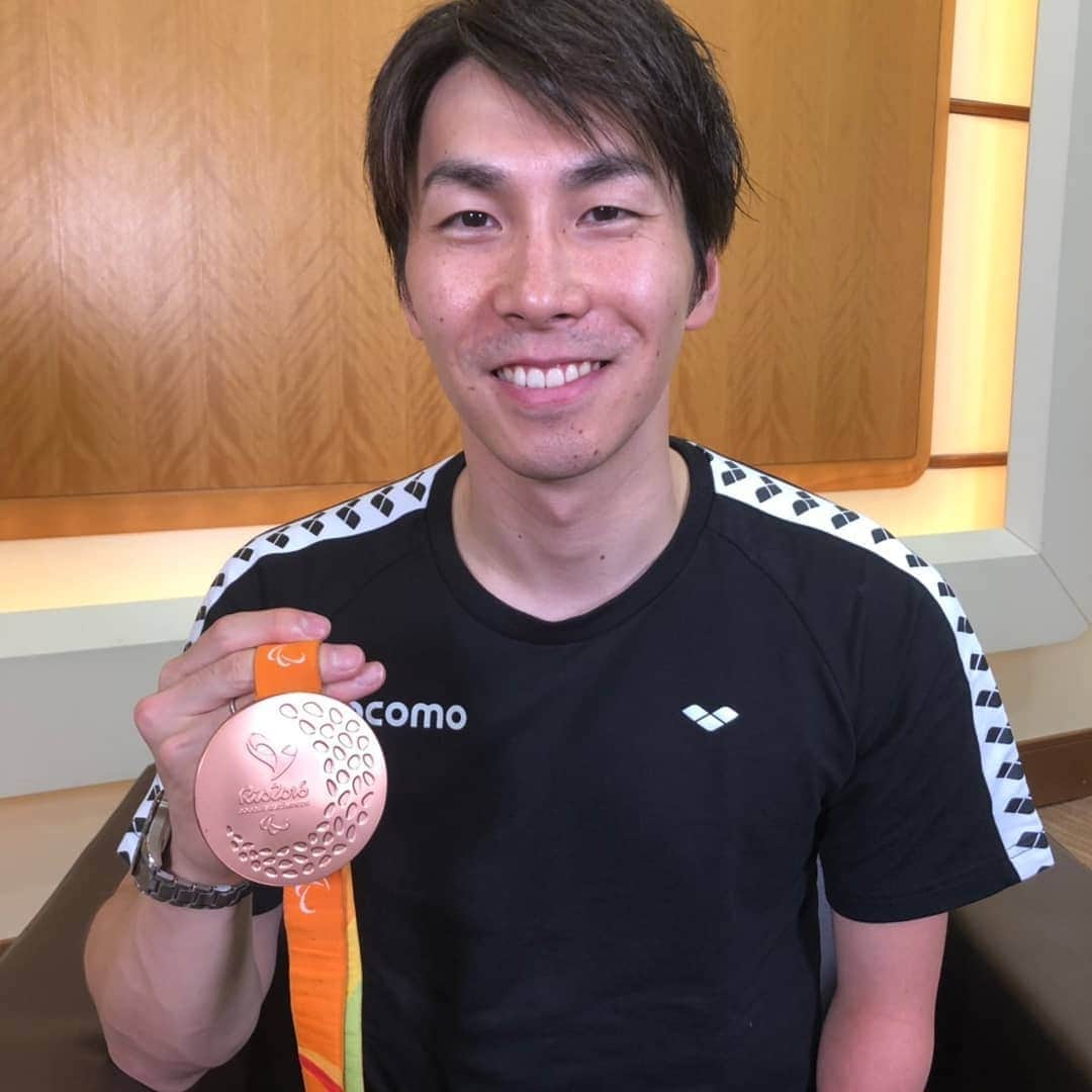 日本テレビ「POWERフレーズ」のインスタグラム：「#パラ水泳 #山田拓朗 選手 #こぼれ話  リオパラリンピックで 銅メダルを獲得した山田選手！  しかし アテネ、北京、ロンドンの３大会は 現地に応援に来てくれた両親は リオには来ることができず…  歓喜の瞬間を 目の前でみせることが できなかったそうです  来年の東京では両親の目の前で！ と笑顔で語ってくれました☺️ #パラリンピック #水泳 #東京2020 #東京パラリンピック #paralympic #swimming #リオ #銅メダル  #🥉 #パラ水泳 #山田拓朗 選手 #日テレ #ntv  #POWERフレーズ」