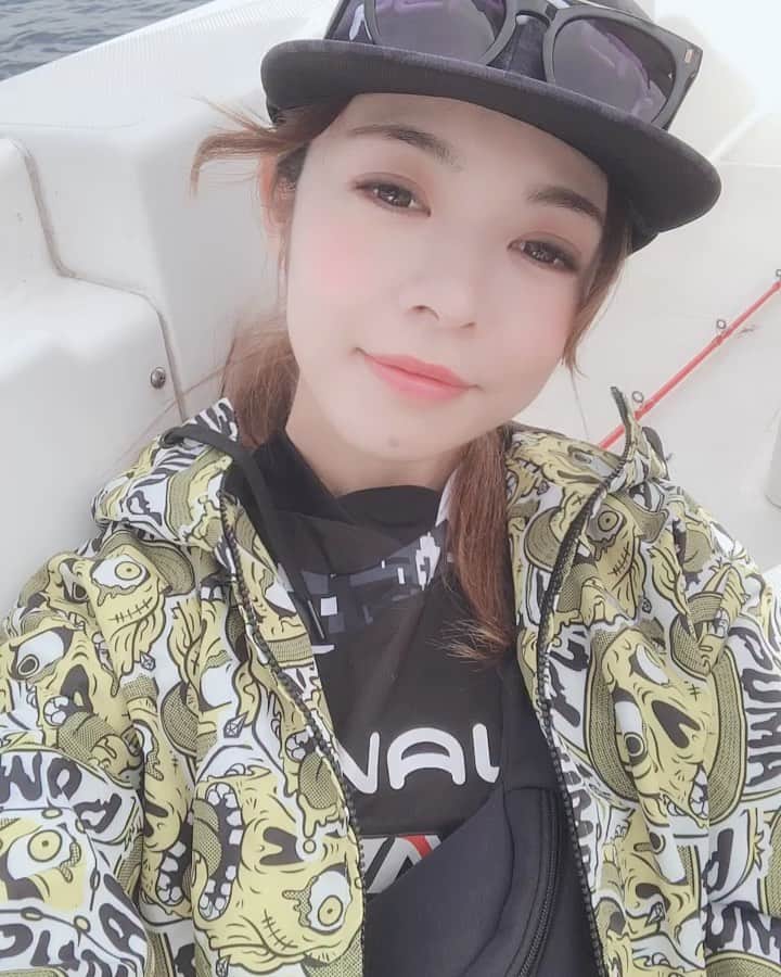 神崎美羽のインスタグラム：「コマセと仕掛け準備したらポイントにつくまでは海の上を満喫🐳  そろそろ昨日の釣果報告しよかな🎣  #釣り #釣りガール #fishing #fishinggirls #海 #海が好き #海釣り」