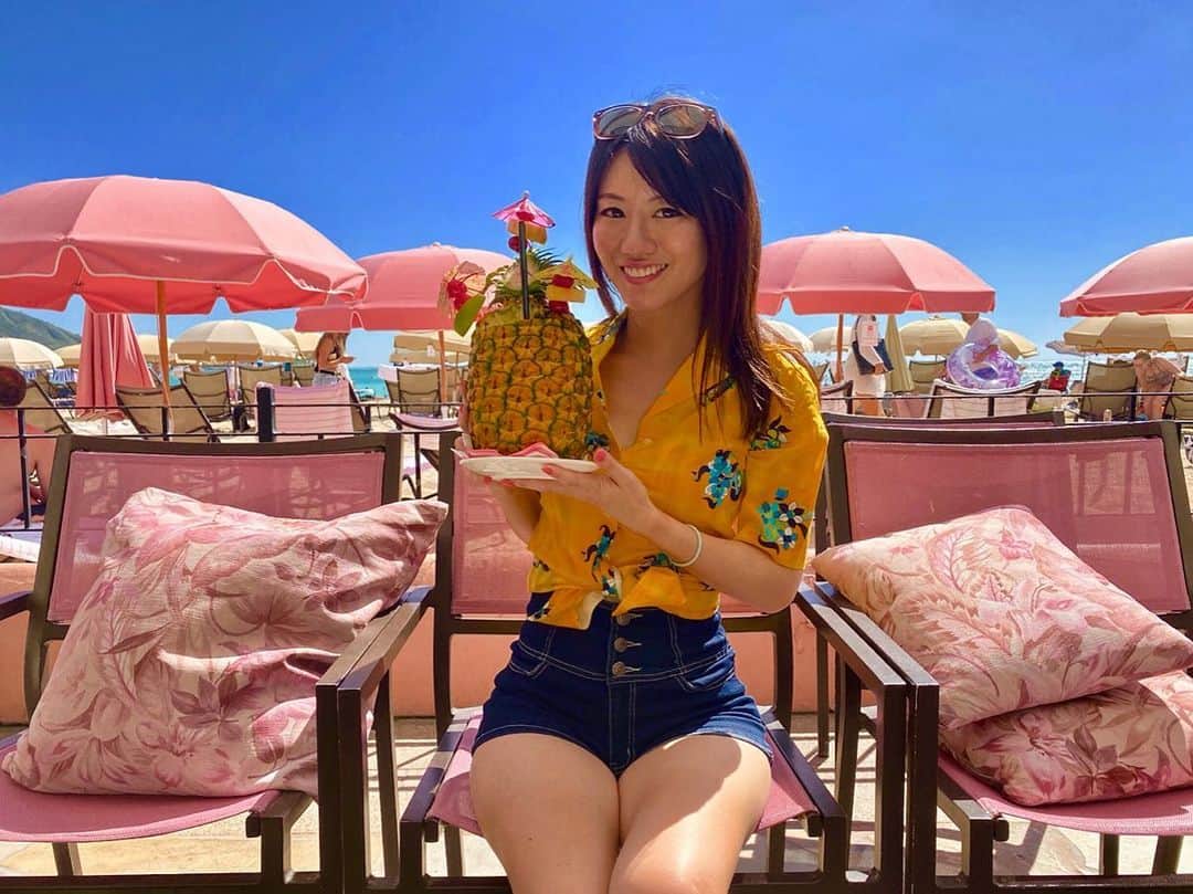 のインスタグラム：「. . ロイヤルハワイアン🍍 パイナポー🍍 いつもこれ注文する。笑 . ピンクのパンケーキ食べたいけど 朝食しかやってない🥞 次は早起きするw 太ももがムチムチ🦵w . . アロハシャツ じぇにちゃんの借りたよ🤙 . . #アロハシャツ#ロイヤルハワイアン#hawaii#pineapple#alohashirt#pink」