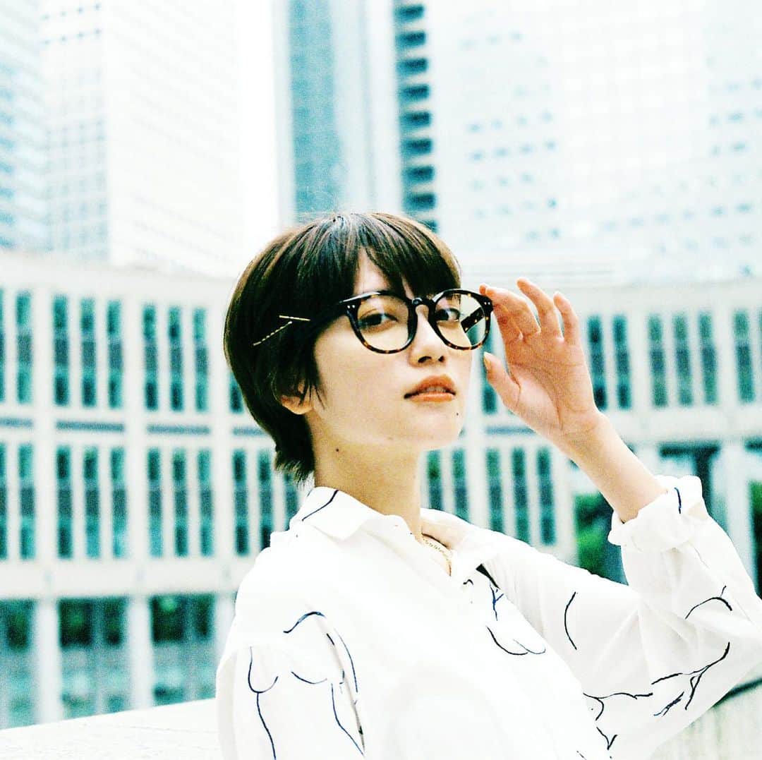 Zoff Officialのインスタグラム：「Zoff UV CLEAR SUNGLASSES / ZS181G01_49E1 Model @_makiyo_ アーティスティックなブラウスに、ワイドなボストンシェイプのメガネがクラシカルな印象を与えてくれる。一見クリアなレンズは、なんと100%UVカット。さりげなく紫外線を防ぎたい日にオススメの1本。 #Zoff #FASHION #eyewearstyle #メガネ #ゾフ女子 #Zoffコーデ #新宿  #西武新宿ペペ #新宿マルイ本館 #新宿ルミネエスト」