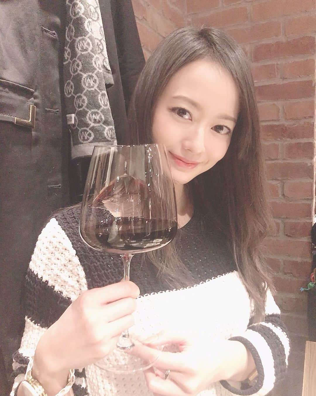 吉山りささんのインスタグラム写真 - (吉山りさInstagram)「ワインの名前忘れたけど チビチビ飲むのが合う🍷お味☺️ #ワイン #wine #わいん 冬は赤ワインが好き #赤ワイン #ワイングラス #イタリア #イタリアワイン #italia #奇跡の40代 になりたい #奇跡の40歳 目指してるトchu😗 #吉山りさ #フリーモデル #フリーランスモデル #me #instagood #instalike  #instapic #アラフォーママ  #モデル #写真  #instamodel #model #高校生ママ #singlemom #イタリアン #happy #japanese #tokyo #love 冬苦手 #化粧品 大好き☺️💕 引き続き お仕事案件お待ちしております✨ 吉山りさ☺️」11月14日 12時20分 - oreorerisa