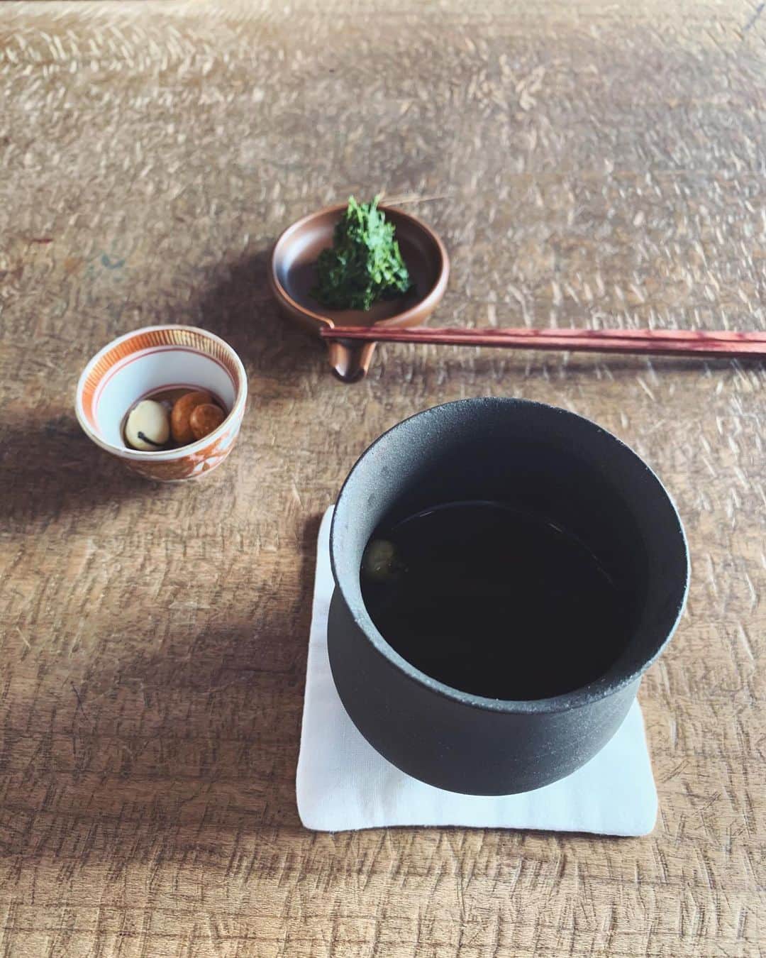 蓮沼千紘さんのインスタグラム写真 - (蓮沼千紘Instagram)「お茶のおひたし好きすぎて、、。 三度来福して皆勤賞の @yorozu.bunshitsu 🍵. . 旅行慣れしていない私にとっては最終日の癒しと充電でした。 毎日やることも考えることもあって戦いのような日もありせわしなく生きている中、違う時間の流れる空間に身を置き心地よく五感を刺激してもらう。 ボーッとしているようで無意識が活発になる。 パタリと何もしないと急ブレーキをかけるようでアキレス腱が切れてしまう。🏃‍♀️⚡︎ 休み方って難しいなと思います。  安土桃山時代の器も拝見させていただきました。 漆でつがれていて、土の手触りと漆の手触りのそれぞれや色の入り方をいつまでも眺めたり触れたりしていられそうでした。貴重なものをありがとうございました。  東京に戻ってから　#桜井焙茶研究所 にも行ってきました。 これまた怒涛の仕事ぶりの山フーズの聡子さんと。 「武将が茶室に来る気持ちが少し分かるような気がするね」なんて話をして帰りには「スーパー銭湯のあとみたいなリフレッシュさ」と笑いました。  そして家に帰ると　#spectator のわびさびの号が届いていました。. . .」11月14日 12時20分 - knitchihiro