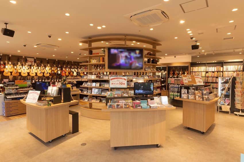 のインスタグラム：「. 待ちに待った！ #南町田グランベリーパーク が昨日11/13(水)にグランドオープンしました👏🏻 山野楽器は、楽器や楽譜、CD/DVDを取りそろえた音楽ショップと、レゴスクール(@legoschool_mmachida) と音楽教室を出店しています😆💐 . お買い得商品を取りそろえたオープニングフェアに、町田市出身の #TUBE #春畑道哉 さんのパネル展&抽選会も開催中🥰 オープン日からたくさんのお客さまにご来店いただいております！ 皆さまもぜひ遊びに来てください〜〜〜(⌒ 8 ⌒)🌸 . . #yamanomusic #taylorguitar #guitar #グランベリーパーク #レゴスクール #レゴ #南町田 #町田 #音楽教室 #山野楽器 #音楽」