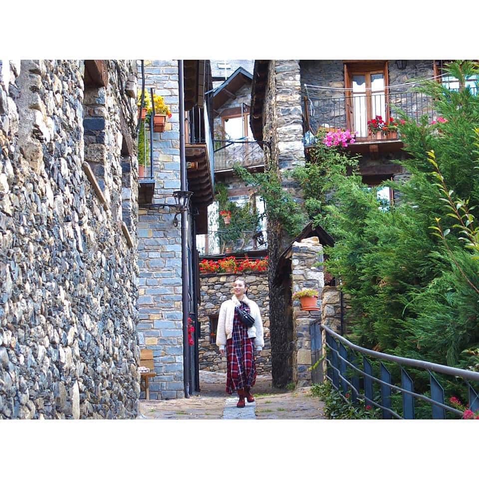 朝日放送「朝だ！生です旅サラダ」さんのインスタグラム写真 - (朝日放送「朝だ！生です旅サラダ」Instagram)「@edayuri_official 続いてやってきたのは、#ボイ渓谷  深い谷に沿って、小さな村が点在する 美しい場所です🌳✨ . その中の一つが、#タウイ村 ！ 歴史ある、静かな村です。 村の建物は石造りで、植物もたくさん #アースカラー で統一している素敵な村です‼︎‼︎ _ #美しい村 #石造りの建物 #Taüll #タウイ #豊かな自然 #絶景 #穏やかな時間 #カタルーニャ地方 #スペイン #España _ #ABCテレビ #朝日放送テレビ #生放送 #土曜朝 #8時 #朝だ生です旅サラダ #旅サラダガールズ #江田友莉亜  #海外 #旅 #travel #trip」11月14日 12時29分 - tabisalad