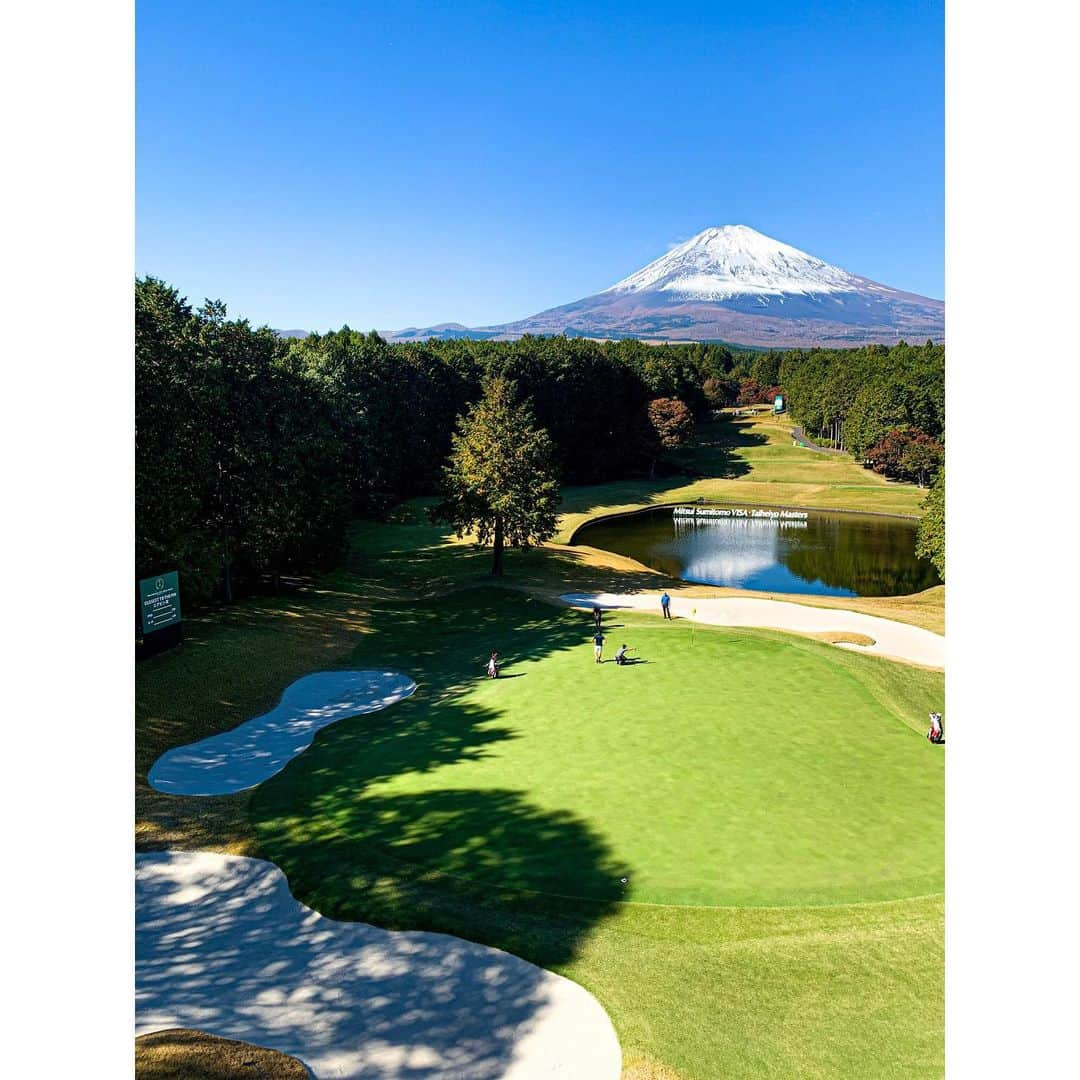 山本里菜さんのインスタグラム写真 - (山本里菜Instagram)「. 昨日は 2019三井住友VISA太平洋マスターズ  プロ・アマチャリティートーナメントの中で ニアピン賞がかかった17番ホールでのインタビューを担当させていただきました🏌️‍♂️ . オークションの司会を担当した近藤夏子アナ☺️✨ . 2日間一緒で楽しかったね🥺 . 実はゴルフ場に入るのは初めてでした！私もゴルフを始めてみたくなりました！！🏌️‍♀️ 夏子ちゃんと一緒に行こうかな🤔 . 太平洋マスターズは TBS系列、BS TBS、TBSチャンネル2で放送予定です。ぜひご覧ください✨ . 初めてのゴルフウェア 私も夏子ちゃんも、Callawayさんに貸して頂きました❣️ありがとうございます！！ . 昨日は天気に恵まれませんでしたが..実は晴れていると富士山が見える絶景が広がっているんです！！前日入りしたカメラマンの同期が送ってくれた写真を最後に載せましたのでご覧ください🥺 . #ゴルフ #三井住友visa太平洋マスターズ  #太平洋マスターズ #御殿場コース  #近藤夏子 アナ #小笠原アナ #伊藤隆佑 アナ #キャロウェイ  #ゴルフウェア」11月14日 12時23分 - rinayamamoto_0622