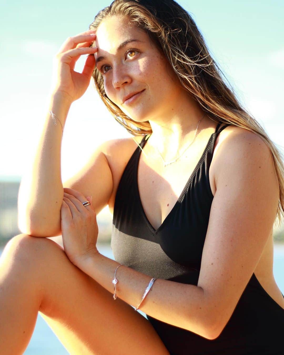 アリッサ ウーテンのインスタグラム：「My aunty gifted me a bunch of her jewelry from her line @maile_hawaii ❤️ thank you PC @naokas Bikini by @pualanihawaii」