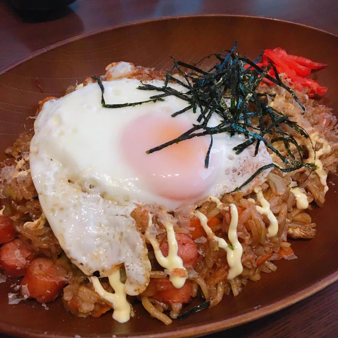 山西章博のインスタグラム：「今日のご飯。あまり野菜とウインナーでそばめしなのさ！ #そばめし  #あまり野菜 #ウインナー #目玉焼きのせ  #初心者主夫」