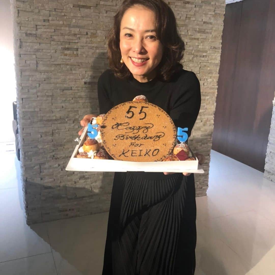 のインスタグラム：「誕生日当日、息子がサプライズバースデーナイトを企画してくれていて、友人たちが集まってくれてた！びっくりして、 涙涙、笑笑、55の幕開けになりました❣️」