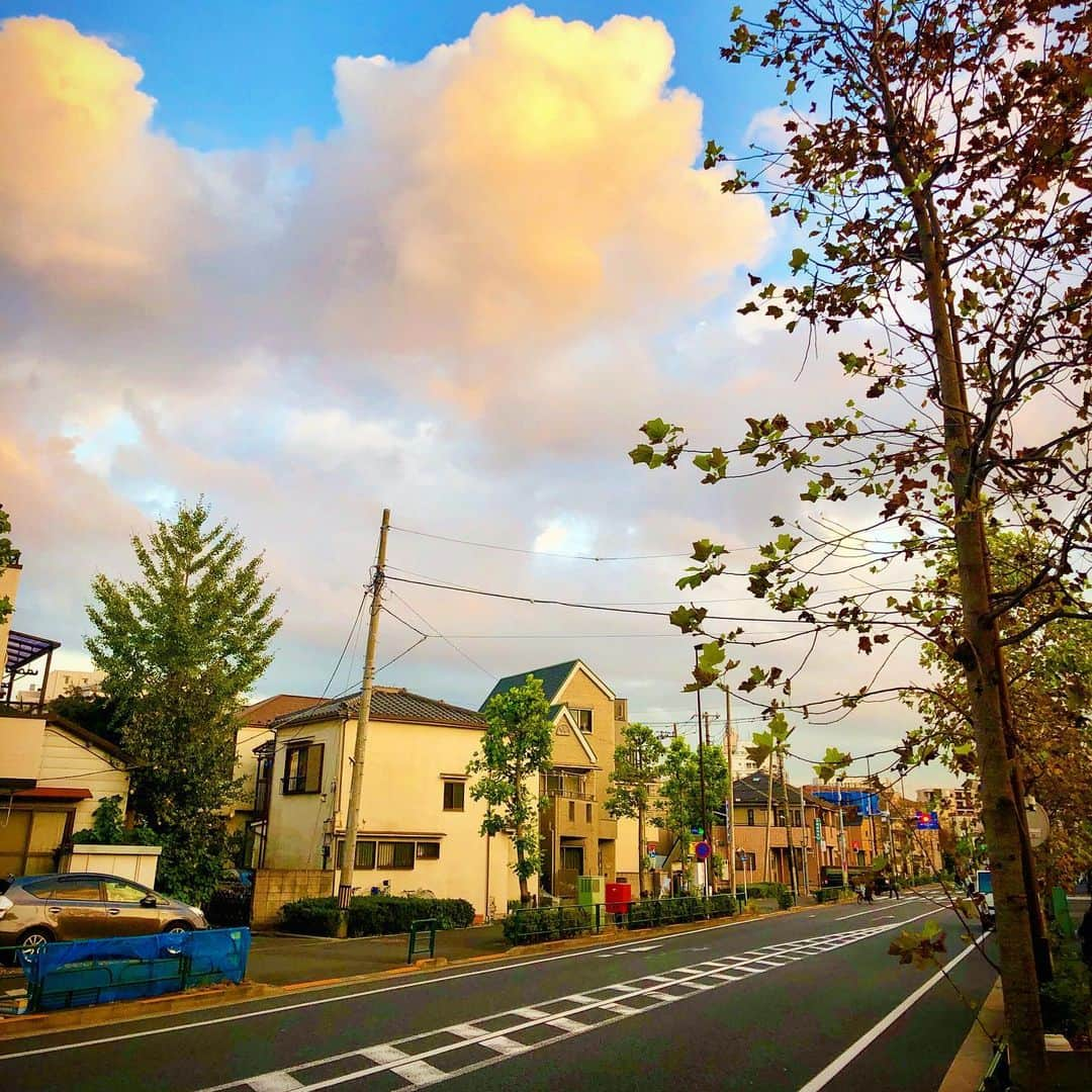 Шамов Дмитрийさんのインスタグラム写真 - (Шамов ДмитрийInstagram)「Осеннее небо в Токио  Autumn sky in Tokyo 秋の空 #japan #tokyo #sky #autumn #travel #traveling #trip #travelgram #япония #токио #небо #осень #путешествие #шамовдмитрий #日本　#東京　#旅行　#空　秋　#ロシア人」11月14日 12時36分 - shamovdmitry