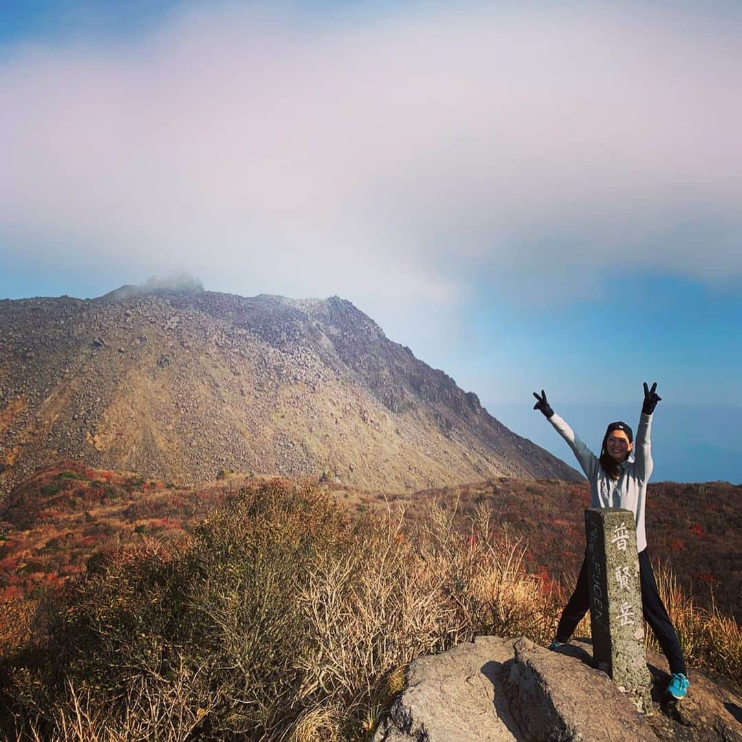 上杉あずささんのインスタグラム写真 - (上杉あずさInstagram)「. #雲仙普賢岳 #登山 #トレーニング #紅葉 と景色を味わいつつ、 いつもの #登山トレーニング #🗻 大自然、バンザイ／^o^＼ . 雲仙普賢岳は、#長崎大学 時代にいろいろ噴火災害のことや #ジオパーク のこととか学んでたので、親近感のあるお山です。とは言っても忘れてしまってたこと多々だったので #がまだすドーム で勉強も…φ(．．)ﾒﾓﾒﾓ 自然は偉大であり、脅威です。 そして、恵に感謝。 . #長崎 #雲仙 #島原 #小浜 #山 #山登り #紅葉狩り #秋 #nagasaki #mountain #climbing #nature #big #autumn #fall #season #training」11月14日 12時46分 - azumacks