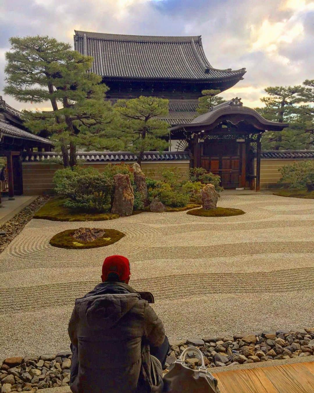 のインスタグラム：「日本の職人さんの技術って 海外の作品に比べても素晴らしい。  派手で綺麗なアーティスティックな作品に　#タピオカ　持って #インスタ映え　も素敵。  でも、 繊細で力強い職人技の #匠映え　も #緑茶　持ちながら流行って欲しい。  久し振りに京都いきたいなぁ🍁  #京都 #japan#kyoto #日本#エルメス#hermes#車折神社  #日本庭園」