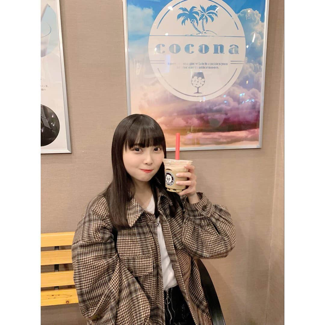 堀詩音さんのインスタグラム写真 - (堀詩音Instagram)「やっと行けたタピオカ屋さん🥺﻿ ﻿ ﻿ ﻿ ずっと行ってみたかったんだ〜〜〜﻿ ﻿ ﻿ ﻿ やっと行けて嬉しい😊﻿ ﻿ ﻿ ﻿ 北海道はもう寒いので﻿ ホットの #黒糖ラテ にしたよ！！！﻿ ﻿ ﻿ ﻿ お友達は #ウーロンミルクティー のアイスを﻿ 頼んでて現地の道民は違うなと感じました。笑﻿ ﻿ ﻿ #タピオカパンケーキ とかドリンクも﻿ いろんな種類あっていっぱい気になるの﻿ あったからまた行こっと🥰﻿ ﻿ ﻿ ﻿ 🏠札幌市中央区南1条西5丁目1-6 ﻿  TAPIOCA CAFE cocona﻿ ﻿ 🍼ウーロンミルクティー (ice)Sサイズ¥390 (右)﻿ 黒糖ラテ(hot) Sサイズ¥450(左)﻿ ﻿ ﻿ ﻿ #tapiocacafecocona #タピオカカフェココナ#COCONA #タピオカ #タピオカ巡り #タピオカ好き #タピオカグラム #タピオカ専門店 #タピオカドリンク #タピ活 #札幌タピオカ #タピオカ札幌 #札幌カフェ #狸小路カフェ #札幌カフェ巡り #札幌スイーツ #北海道 #hokkaido #札幌 #sapporo #北海道グルメ #札幌グルメ #北海道cafe #札幌cafe #sapporocafe」11月14日 12時54分 - shion_hori