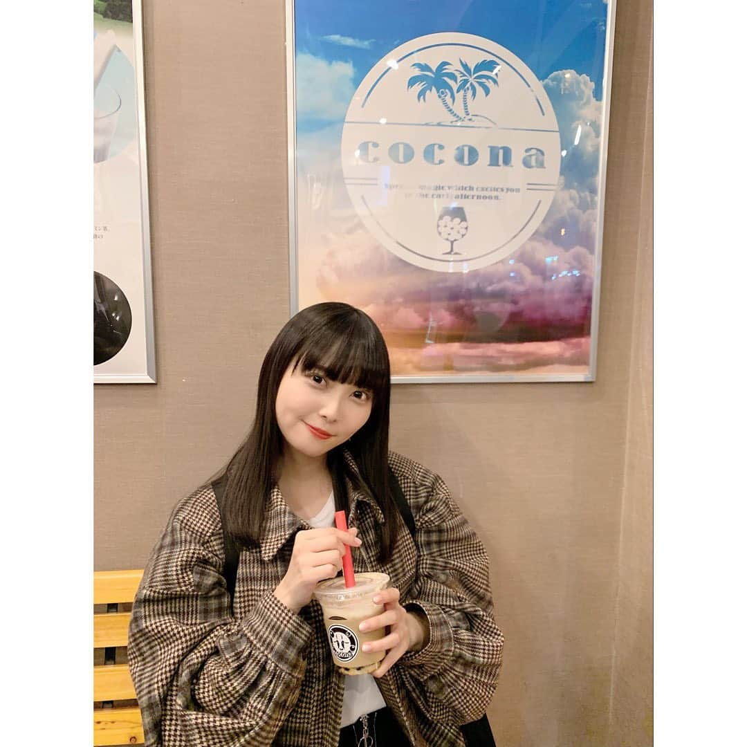 堀詩音さんのインスタグラム写真 - (堀詩音Instagram)「やっと行けたタピオカ屋さん🥺﻿ ﻿ ﻿ ﻿ ずっと行ってみたかったんだ〜〜〜﻿ ﻿ ﻿ ﻿ やっと行けて嬉しい😊﻿ ﻿ ﻿ ﻿ 北海道はもう寒いので﻿ ホットの #黒糖ラテ にしたよ！！！﻿ ﻿ ﻿ ﻿ お友達は #ウーロンミルクティー のアイスを﻿ 頼んでて現地の道民は違うなと感じました。笑﻿ ﻿ ﻿ #タピオカパンケーキ とかドリンクも﻿ いろんな種類あっていっぱい気になるの﻿ あったからまた行こっと🥰﻿ ﻿ ﻿ ﻿ 🏠札幌市中央区南1条西5丁目1-6 ﻿  TAPIOCA CAFE cocona﻿ ﻿ 🍼ウーロンミルクティー (ice)Sサイズ¥390 (右)﻿ 黒糖ラテ(hot) Sサイズ¥450(左)﻿ ﻿ ﻿ ﻿ #tapiocacafecocona #タピオカカフェココナ#COCONA #タピオカ #タピオカ巡り #タピオカ好き #タピオカグラム #タピオカ専門店 #タピオカドリンク #タピ活 #札幌タピオカ #タピオカ札幌 #札幌カフェ #狸小路カフェ #札幌カフェ巡り #札幌スイーツ #北海道 #hokkaido #札幌 #sapporo #北海道グルメ #札幌グルメ #北海道cafe #札幌cafe #sapporocafe」11月14日 12時54分 - shion_hori