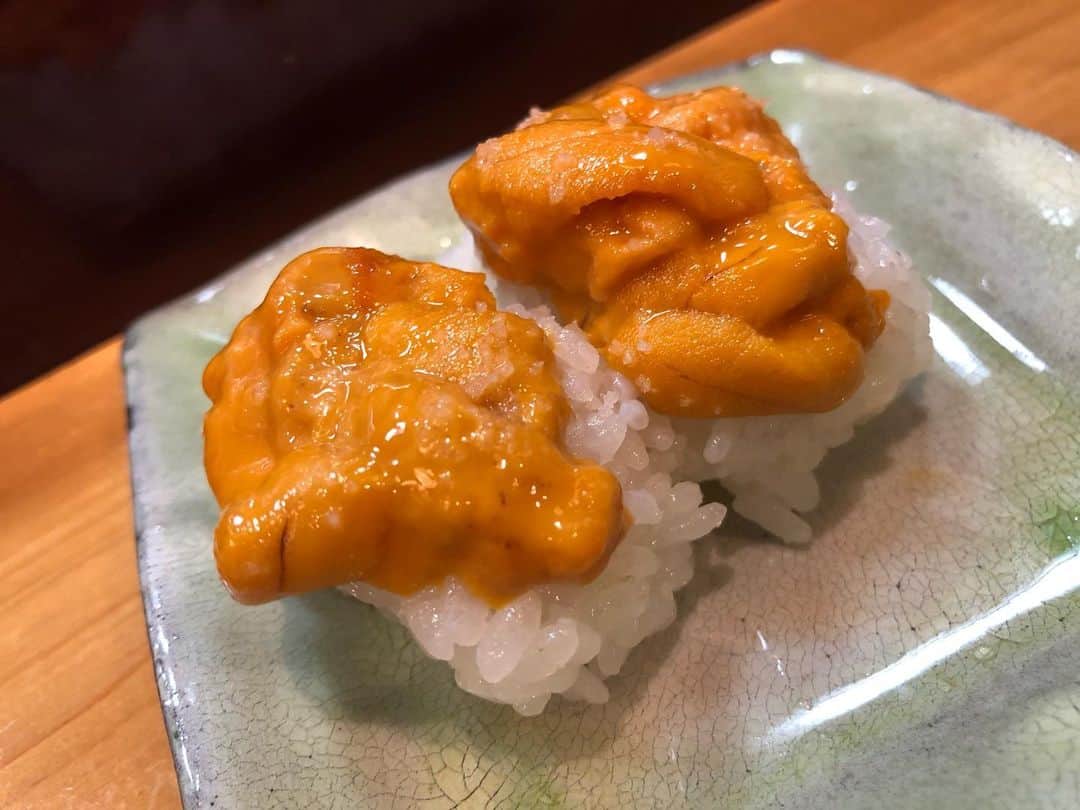 大沢文也のインスタグラム：「ここのお寿司屋はメッチャ美味しいぃ〜😭😭 #岐阜 #岐阜県 #土岐 #土岐市 #寿司 #すし #スシ #お寿司 #sushi #シースー #ウニ #うに #雲丹 #uni #いくら #イクラ #あなご #穴子 #アナゴ #とろたく #えんがわ #飛騨牛」