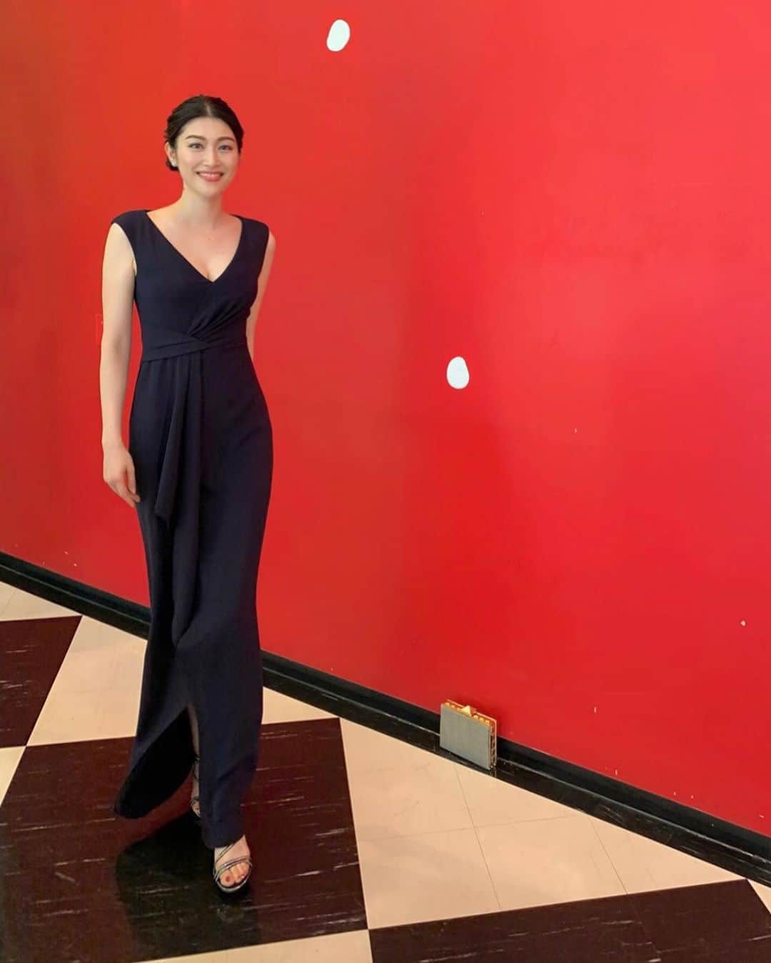 櫻井麻美さんのインスタグラム写真 - (櫻井麻美Instagram)「今年のロングドレスはシンプルだけれど、歩くと前のスリットがハラリとする歩きたくなるドレス👗✨ ・ ・ #ロングドレス #ネイビードレス #前スリット #maxmara」11月14日 13時00分 - mamiosakurai