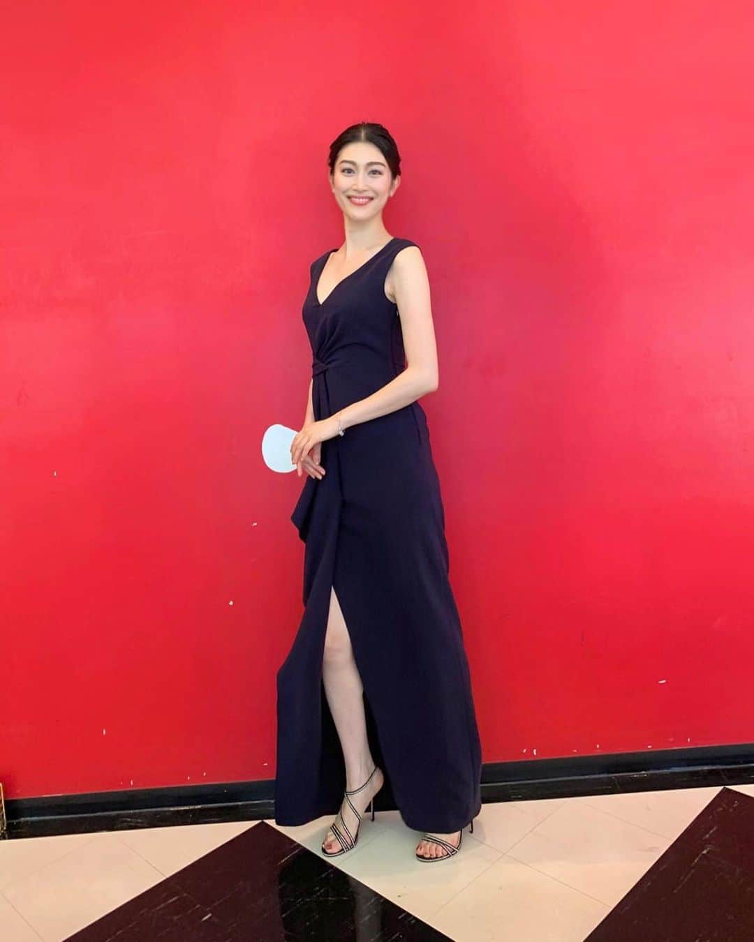 櫻井麻美のインスタグラム：「今年のロングドレスはシンプルだけれど、歩くと前のスリットがハラリとする歩きたくなるドレス👗✨ ・ ・ #ロングドレス #ネイビードレス #前スリット #maxmara」