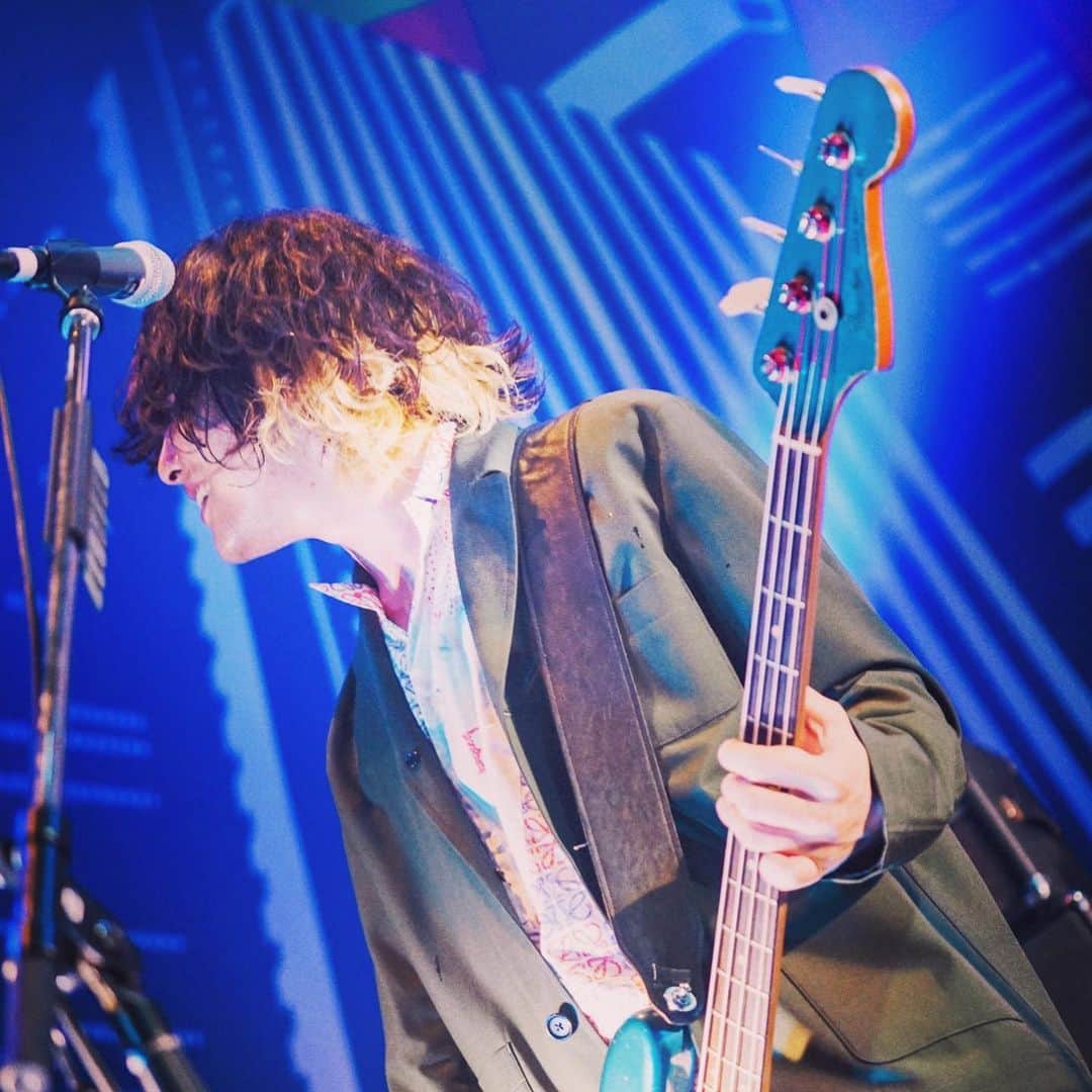 磯部寛之のインスタグラム：「Thank you @the_oral_cigarettes_official for bringing us out to Sapporo for a fun night out! It was cool to share a stage with you guys. Big thanks to the audience as well, you were awesome! Hiro @the_oral_cigarettes_official の皆さん昨日は我々を札幌に連れ来てくれて、そして楽しい夜をありがとうございました！対バンできて嬉しかったです。そして観に来てくれた皆さん、初めましての人も多かったかと思いますが最高でした。ひろ #alexandros #theoralcigarettes #sapporo #zeppsapporo #札幌 #打ち上げ #も #最高 #でした」