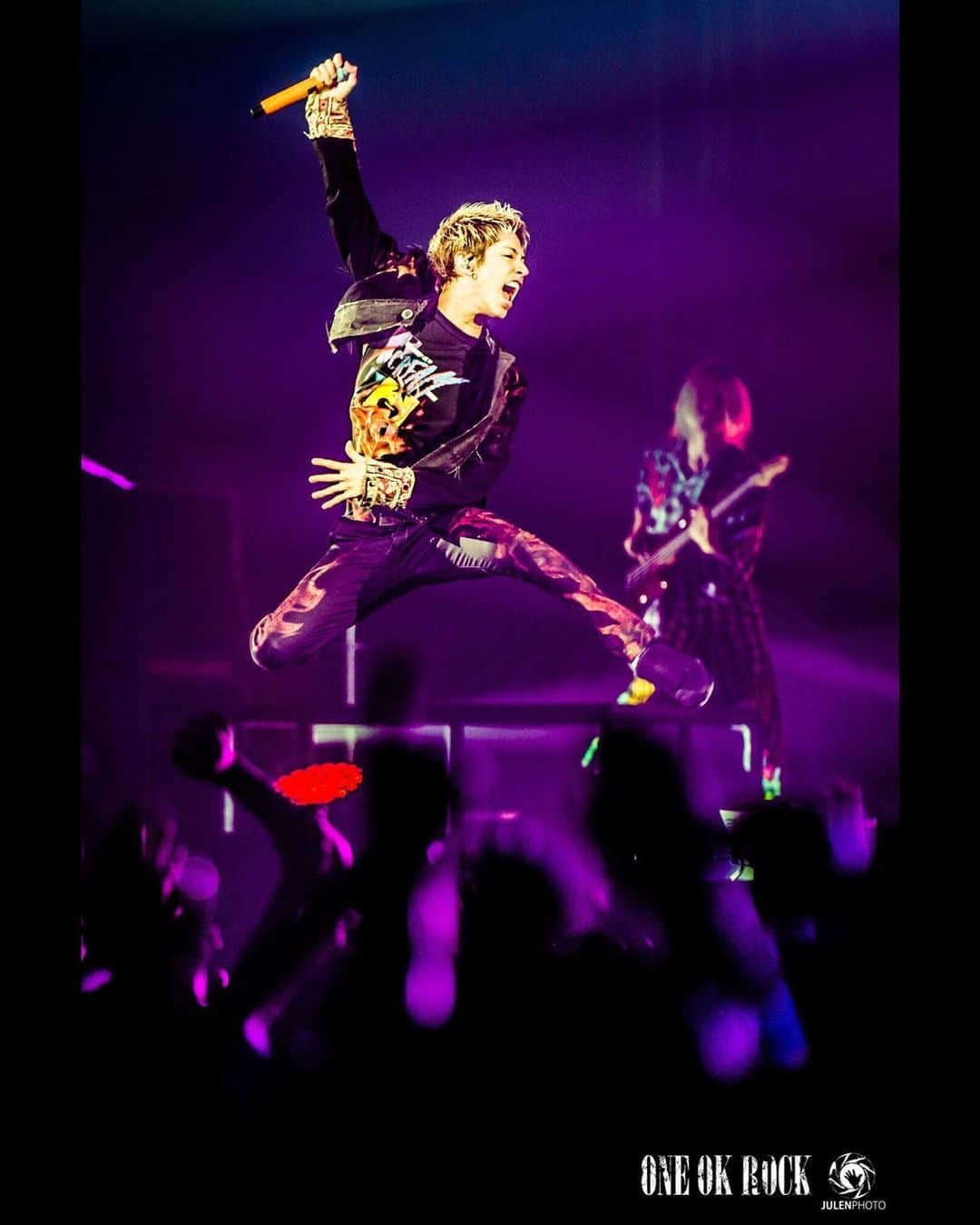 Julen Esteban-Pretelのインスタグラム：「@10969taka during @oneokrockofficial’s show at Yokohama Arena - Day 1 #ONEOKROCK #EyeOfTheStorm #JapanTour #JulenPhoto #TOURDREAMS」