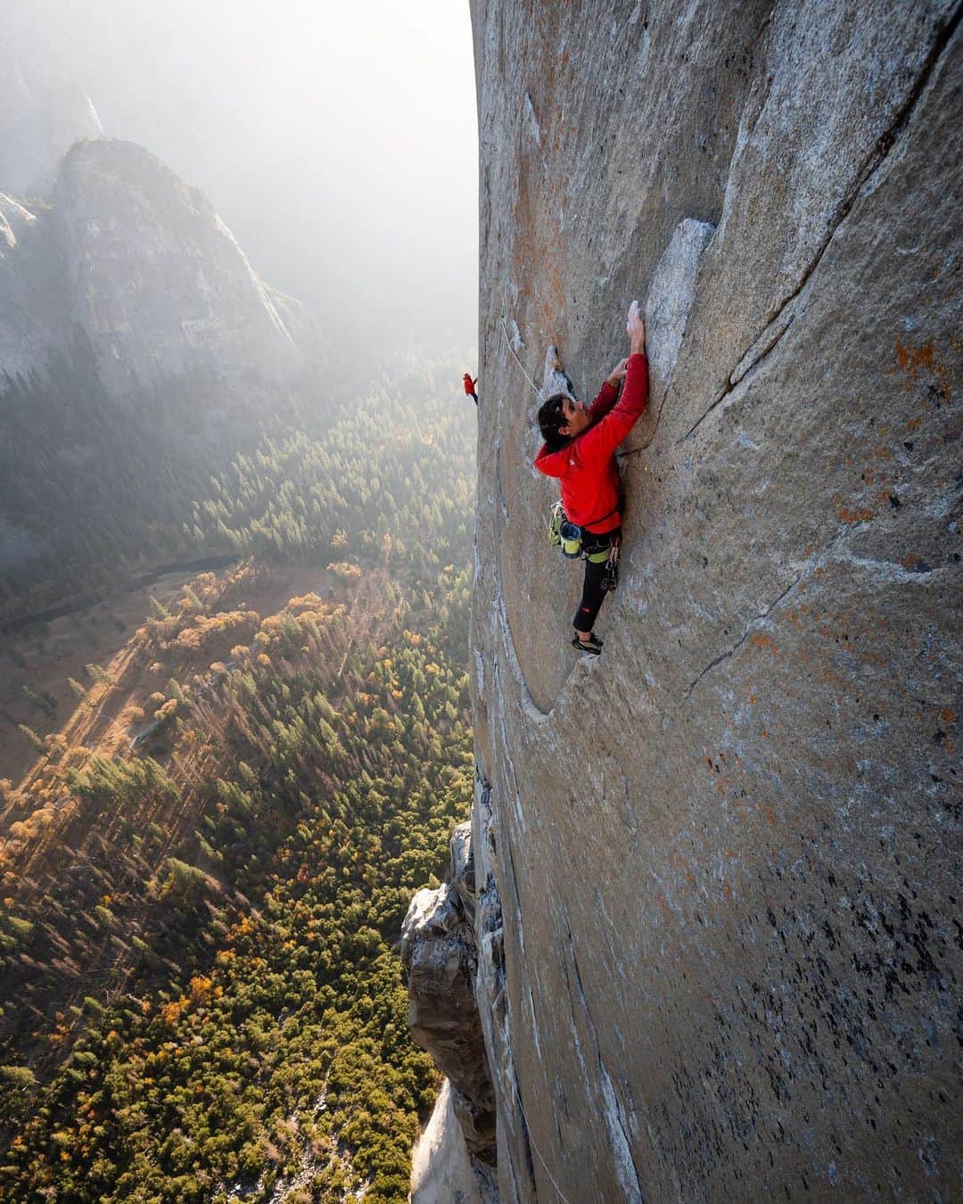 トミー・コールドウェルのインスタグラム：「Okay, my turn to gush (see @alexhonnold recent post). The last time I tried to free climb this section of El Cap it took me seven years. This time it was about three weeks. Yes, this route was much easier and I learned a lot on the Dawn Wall.  But I think the main reason for the fast progress was that Alex always seemed to push our perceptions of what’s possible. Once again I felt lucky to be drafting off the worlds boldest and most badass rock climber. I was also exceedingly impressed by his willingness to pass up worlds of professional opportunity to come toil on the wall. Fame hasn’t spoiled Alex. He is still as core as they come. #thebromanceliveson 📸 by @austin_siadak」