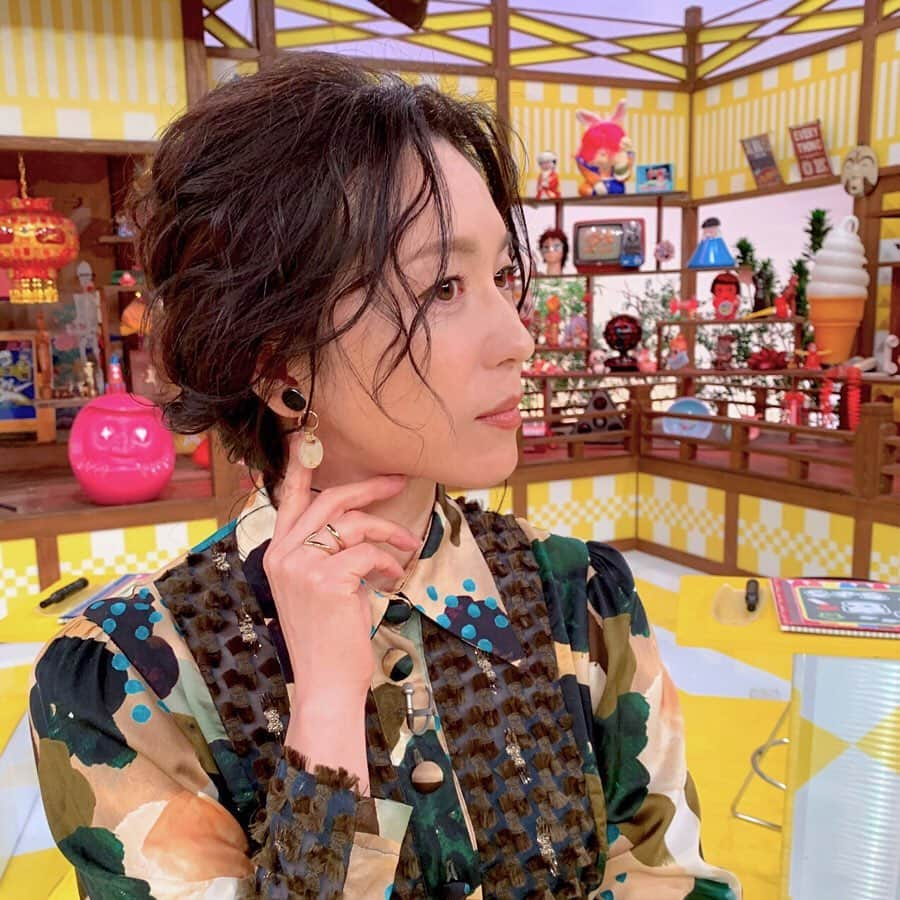 若村麻由美さんのインスタグラム写真 - (若村麻由美Instagram)「【告知】ボーッとしていて電車を乗り過ごすstaff Aです😧5歳の女の子に叱られます😖 . 📺11/15(金)19:57〜本放送 NHK総合  11/16(土)08:15〜再放送 NHK総合 「チコちゃんに叱られる」ゲスト https://www4.nhk.or.jp/chikochan/ ※地域によって放送日時が異なります。 . dress： @ottodame  https://instagram.com/ottodame?igshid=1dyh2lze0m1xb . #mayumiwakanura‪ #若村麻由美‬ #NHK #チコちゃん #5歳 #ボーッと生きてんじゃねぇよ #2回目 #岡村隆史 #木村祐一 #塚原愛 #国分太一 #ワンピース #オットダム #ottodame . . 📢近日情報 . . 📺毎週(木)20:00 TV朝日系 「科捜研の女19」風丘早月役 . 🎫11/16(土) 10:00〜 舞台「少女仮面」一般発売開始 お申込み https://t.pia.jp/pia/ticketInformation.do?eventCd=1949408&rlsCd=001&lotRlsCd= . 📺11/18(月)20:00 TV東京系 「世界ナゼそこに？日本人〜知られざる波乱万丈伝〜」ゲスト https://www.tv-tokyo.co.jp/nazesoko/ . 🎬公開中 「一粒の麦 荻野吟子の生涯」 https://www.gendaipro.jp/ginko/theater.php ＠新宿Ｋ'sシネマ〜11/22  http://www.ks-cinema.com/movie/hitotubunomugi/ @熊谷シネティアラ21 http://www.ct-21.jp/schedule/title.php?f=0240911 ＠名古屋シネマスコーレ http://www.cinemaskhole.co.jp/cinema/html/movei-2019-11.html」11月14日 13時05分 - mayumiwakamura_official