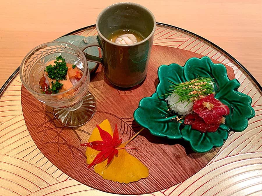 百合華さんのインスタグラム写真 - (百合華Instagram)「東京銀座８丁目にある高級割烹料理のお店『銀座 kappou ukai』にて秋の旬&贅沢の極みなディナータイム前編🥰﻿ ﻿ 世界中から選び抜かれた最上級の食材達が匠の技によって調理され、見事な芸術作品として仕上がっていく様子は正しく『うかい劇場』✨﻿ ﻿ カウンターの向こうは魅せるライブキッチン🎶﻿ ﻿ コースの続きは次回UP致します❤️﻿ ﻿ #東京﻿ #銀座﻿ #銀座８丁目﻿ #割烹料理﻿ #高級割烹料理﻿ #銀座kappouukai﻿ #銀座割烹うかい﻿ #秋の旬﻿ #贅沢﻿ #贅沢の極み﻿ #匠﻿ #芸術作品﻿ #カウンター席﻿ #ライブキッチン﻿ #劇場﻿ #美食﻿ #美食家﻿」11月14日 13時21分 - yurika.lovelily