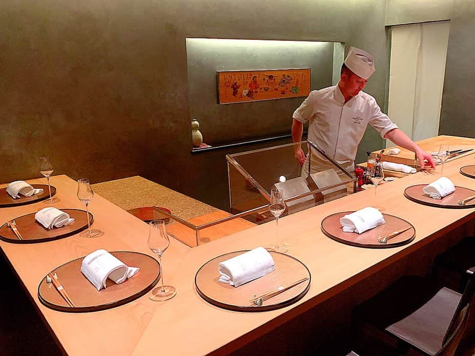 百合華さんのインスタグラム写真 - (百合華Instagram)「東京銀座８丁目にある高級割烹料理のお店『銀座 kappou ukai』にて秋の旬&贅沢の極みなディナータイム前編🥰﻿ ﻿ 世界中から選び抜かれた最上級の食材達が匠の技によって調理され、見事な芸術作品として仕上がっていく様子は正しく『うかい劇場』✨﻿ ﻿ カウンターの向こうは魅せるライブキッチン🎶﻿ ﻿ コースの続きは次回UP致します❤️﻿ ﻿ #東京﻿ #銀座﻿ #銀座８丁目﻿ #割烹料理﻿ #高級割烹料理﻿ #銀座kappouukai﻿ #銀座割烹うかい﻿ #秋の旬﻿ #贅沢﻿ #贅沢の極み﻿ #匠﻿ #芸術作品﻿ #カウンター席﻿ #ライブキッチン﻿ #劇場﻿ #美食﻿ #美食家﻿」11月14日 13時21分 - yurika.lovelily