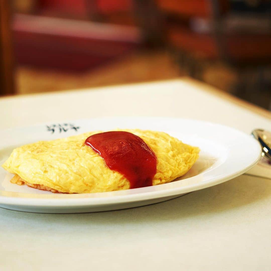 Hanako公式さんのインスタグラム写真 - (Hanako公式Instagram)「旅の始まりの腹ごしらえはこちらで🐣﻿ ﻿ 熱海駅正面にレトロ好きにはたまらない看板を発見！らせん階段、店名入りのお皿、ショーウィンドウ……。心をくすぐられる要素が詰まった〈レストラン フルヤ〉で食べたいのは、オムライスやポークジンジャーなど、ボリュームたっぷりのメニュー。﻿ ﻿ ＼Hanako×ゆこゆこ 共同編集／﻿ 『いい湯に出逢う旅。』刊行♨️ 【申し込みは終了しました。】 Hanako #Hanako_magazine #ゆこゆこ #ゆこたび #温泉 #温泉旅館 #温泉旅行 #温泉女子 #女子旅 #タビジョ #旅ごはん #旅グルメ #カフェ巡り #旅の記録 #旅の思い出 #旅行好き #グルメ旅行#レストラフルヤ #熱海ごはん #熱海旅行 #熱海温泉 #洋食好き #旅の記録 #travelgram #onsen #photoby_minasoma」11月14日 13時30分 - hanako_magazine
