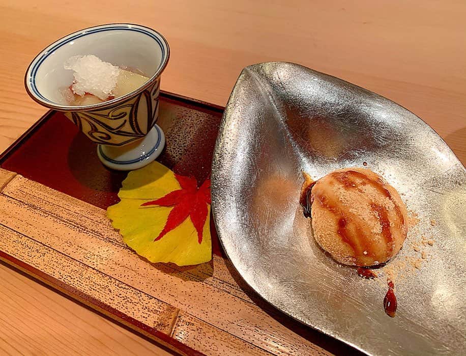 百合華さんのインスタグラム写真 - (百合華Instagram)「東京銀座８丁目にある高級割烹料理のお店『銀座 kappou ukai』にて秋の旬&贅沢の極みなディナータイム後編🥰 ﻿ ﻿ 全てにおいて職人技が光る繊細なお料理が次から次へと運ばれ、その度に五感が刺激される芸術的なコース料理を堪能させていただきました✨ ﻿ ﻿ 空間・料理・おもてなしの心が奏でる『美味方丈』の美学が伝わってくるような、愛情深い至福のひとときで御座いました❤️﻿ ﻿ #東京﻿ #銀座﻿ #銀座８丁目﻿ #割烹料理﻿ #高級割烹料理﻿ #銀座kappouukai﻿ #銀座割烹うかい﻿ #秋の旬﻿ #贅沢﻿ #贅沢の極み﻿ #匠﻿ #芸術作品﻿ #カウンター席﻿ #ライブキッチン﻿ #おもてなし﻿ #美食﻿ #美食家」11月14日 13時28分 - yurika.lovelily