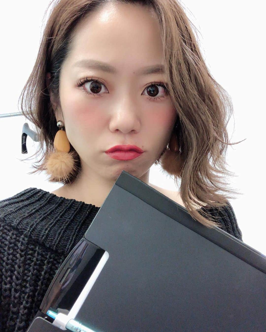 那須久美子さんのインスタグラム写真 - (那須久美子Instagram)「今日は名古屋の中日美容専門学校に来ています✂️ メイク学科のコンテスト審査員です✨  待ち。。。 どんな仕上がりになるかなー✨  楽しみです💕  #中日美容専門学校  #コンテスト」11月14日 13時28分 - nasu_kumiko