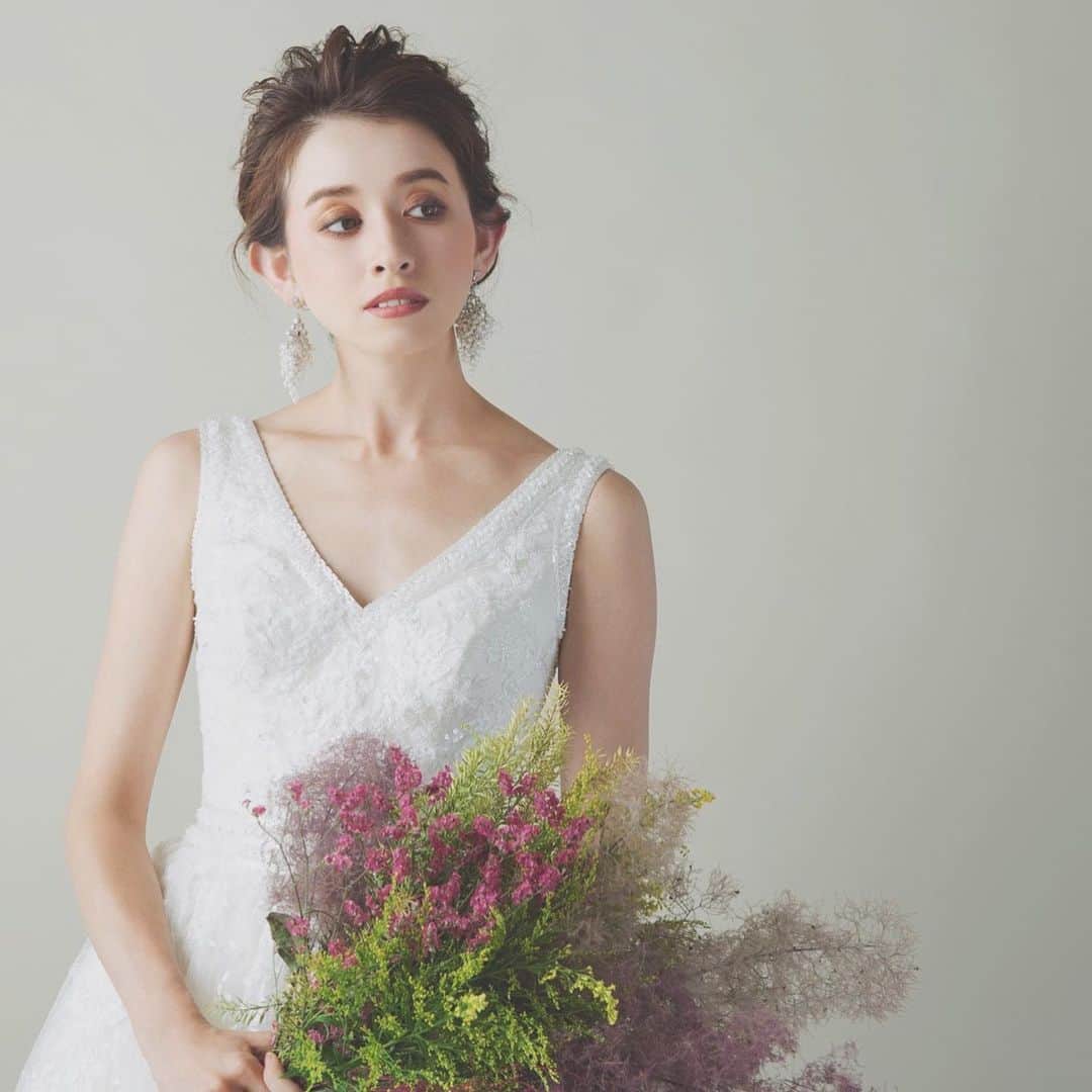 CLAIREのインスタグラム：「Vネックが特徴的なAラインのこちらのドレスは、首を長く美しく見せてくれる優れたデザインです。 ・ 全体に散りばめられたスパンコールやビジュー、繊細な刺繍がとってもゴージャス。 ・ トレーンも魅力たっぷりなので、バックショットもぜひ。 ・ ドレスを上品に大人っぽく着こなしたい花嫁様に、オススメです。 ・ @clairebridalstudio」