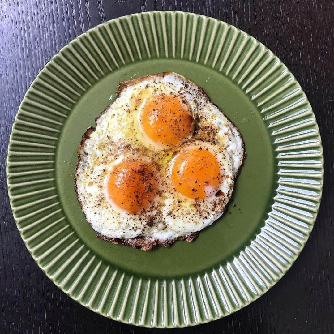 CHARAさんのインスタグラム写真 - (CHARAInstagram)「目玉焼きも奥深い  cumin.baharat.black pepper.salt.olive oil. 意外と3個食べたことなかったなと」11月14日 13時39分 - chara_official_