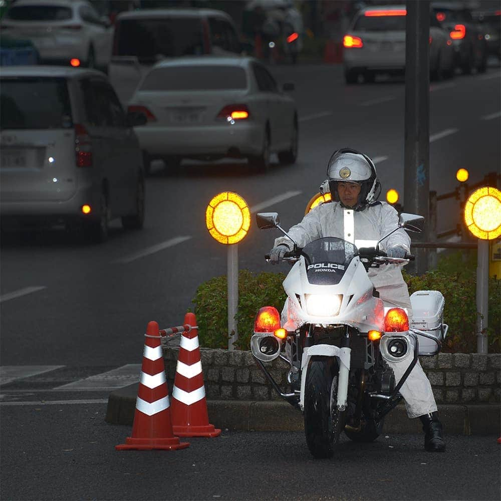 大阪府警察さんのインスタグラム写真 - (大阪府警察Instagram)「【24時間眠らない街　大阪の交通安全を守る】 交通死亡事故ゼロを願い、薄暮警戒に従事する白バイ隊員 #大阪府警察公式#交通機動隊#白バイ#薄暮警戒#交通安全」11月14日 13時36分 - fukei_koho