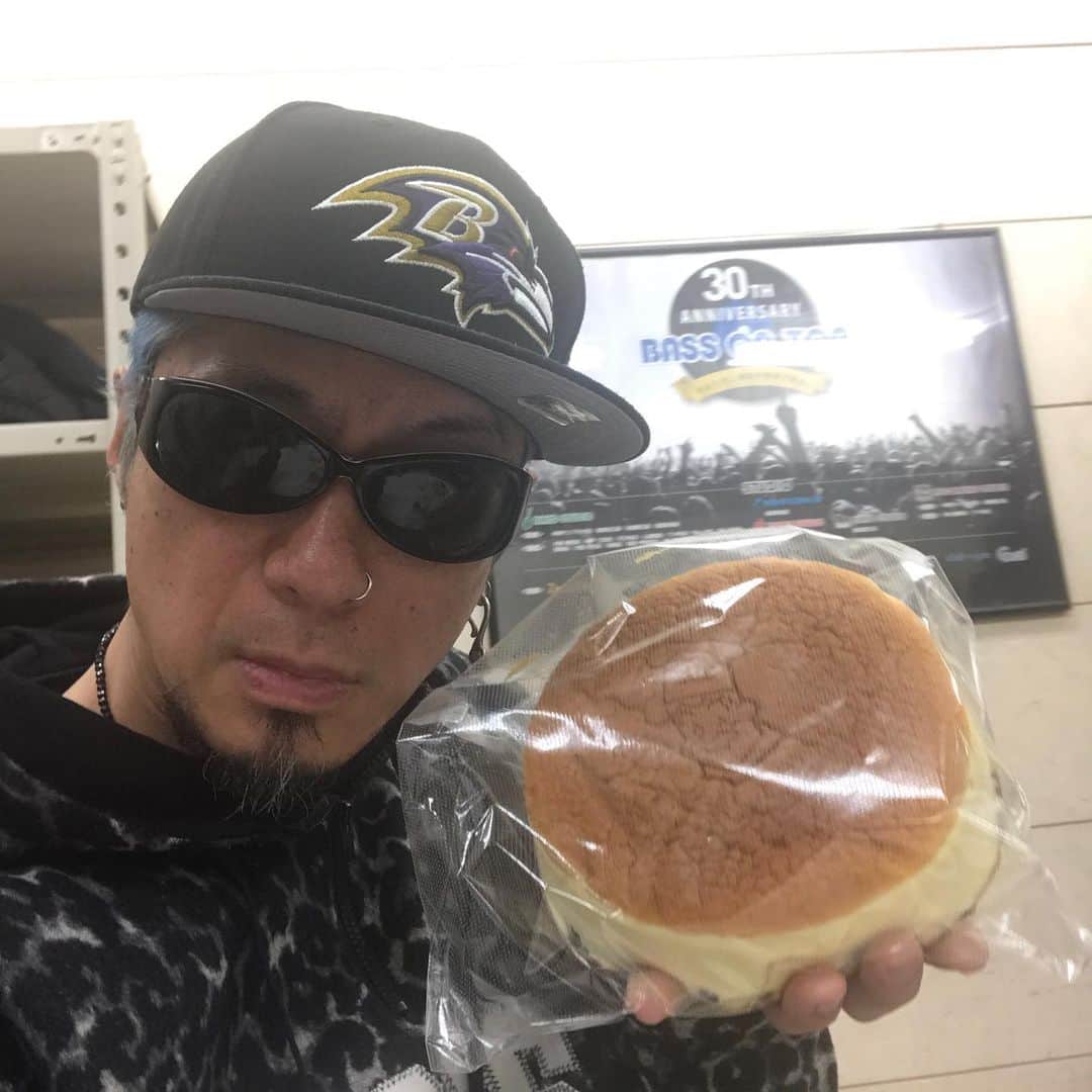 Ju-kenのインスタグラム：「チーズケーキ好きなオレに差し入れてくれた、りくろーおじさんのソレ、、、 ふわっふわよぉ〜♫ もお、雲よ雲☁️ 人生初、雲食ったの🤷🏻 下僕ちゃん、ありがとー！！ #チーズケーキ　#ふわっふわ」