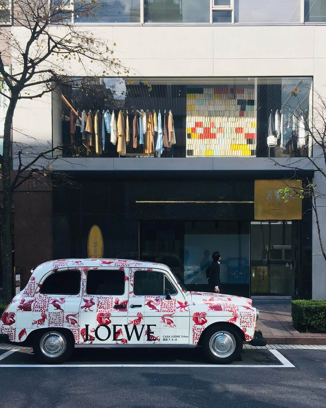 HOUYHNHNM／フイナムさんのインスタグラム写真 - (HOUYHNHNM／フイナムInstagram)「11月16日（土）に「CASA LOEWE Tokyo」がオープンします！ 自然光が気持ちいい開放感のあるお店は、クリエイティブディレクター、ジョナサン・アンダーソンが自ら監修。 彼のインスピレーション源の一つである絵画や彫刻、家具などが至るところに展示され、アートを楽しむ場所としても面白いです。 店名の ”CASA“ には ”家“という意味があり、いろんな人に気兼ねなく訪れてもらい、それがコミュニティの一部になれば、というジョナサンの願いが込められているそう。 メンズ&ウィメンズアイテムはもちろん、今だったらプレゼントにもおすすめのモノがたくさん揃っていますよ！  #loewe  #loewetokyo  #casaloewetokyo  #houyhnhnm  #ロエベ #フイナム」11月14日 14時05分 - houyhnhnm_official