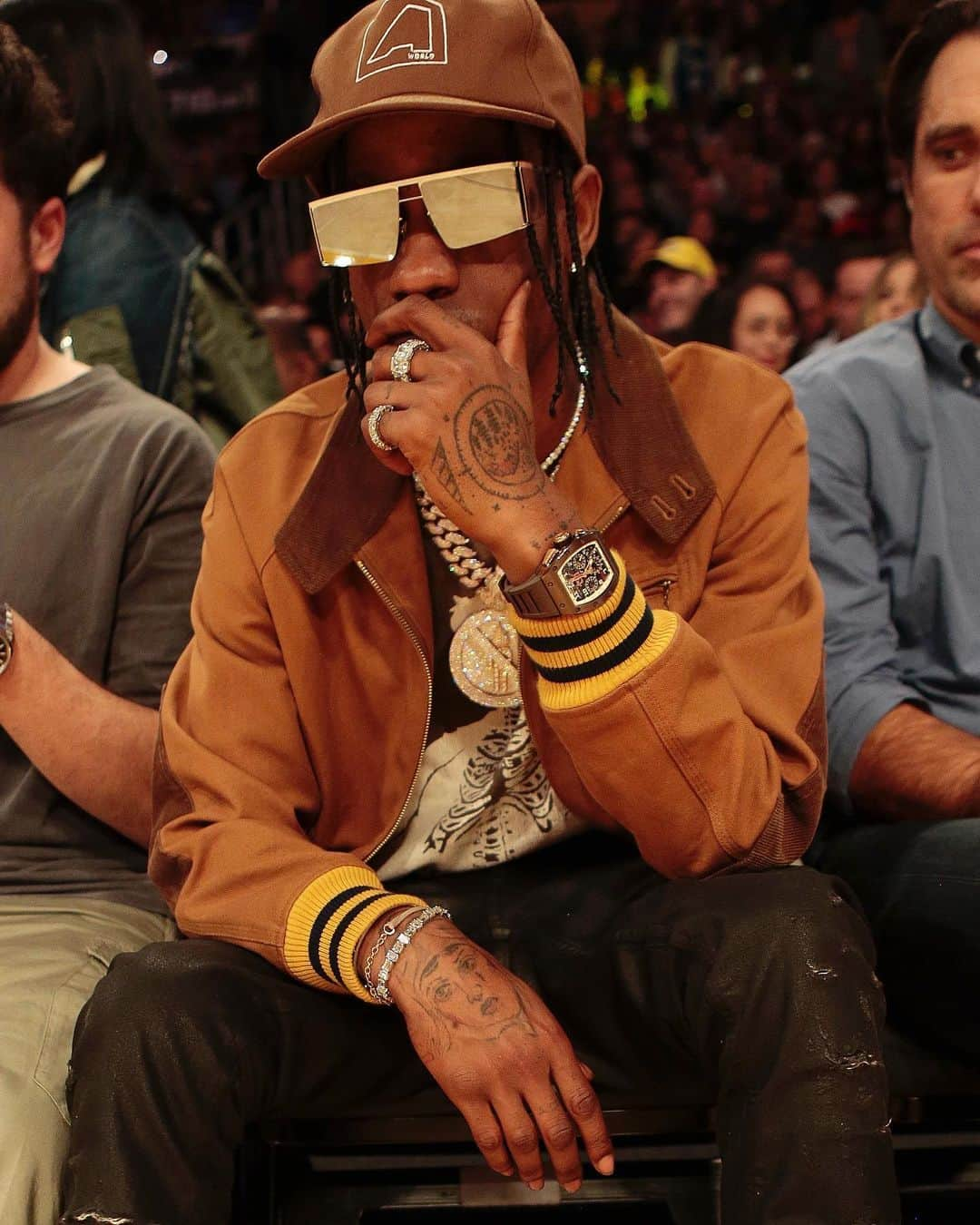 NBAさんのインスタグラム写真 - (NBAInstagram)「🌵 @travisscott courtside in LA for @warriors/@lakers! #NBACelebRow」11月14日 13時58分 - nba