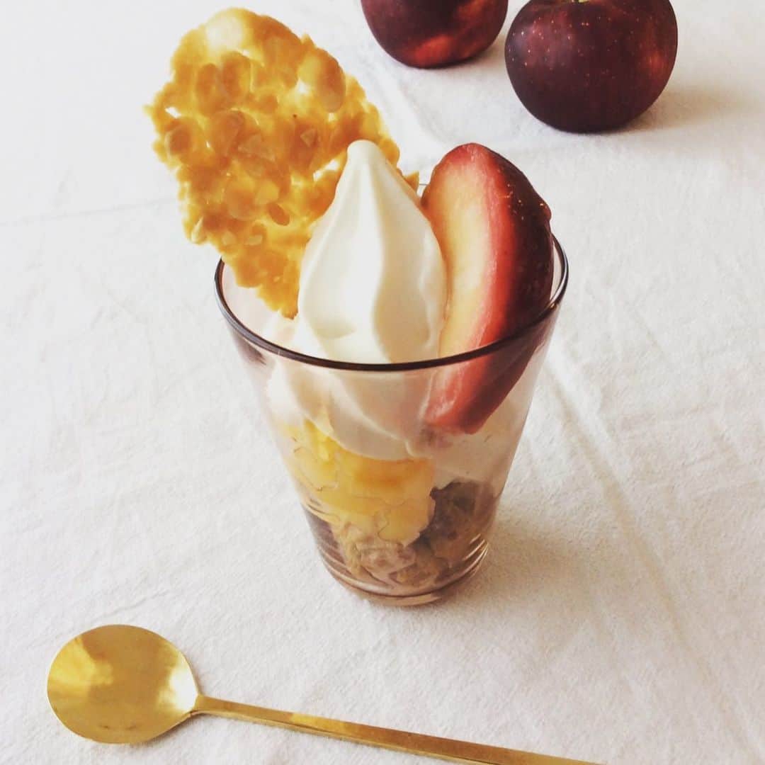 なかしましほ（foodmood）さんのインスタグラム写真 - (なかしましほ（foodmood）Instagram)「とろりとアップルバター、ごろんとコンポート、アーモンドチュイルをトッピングした「甘酒ソフトクリームのりんごパフェ」スタートしました🍎」11月14日 13時59分 - foodmoodshop