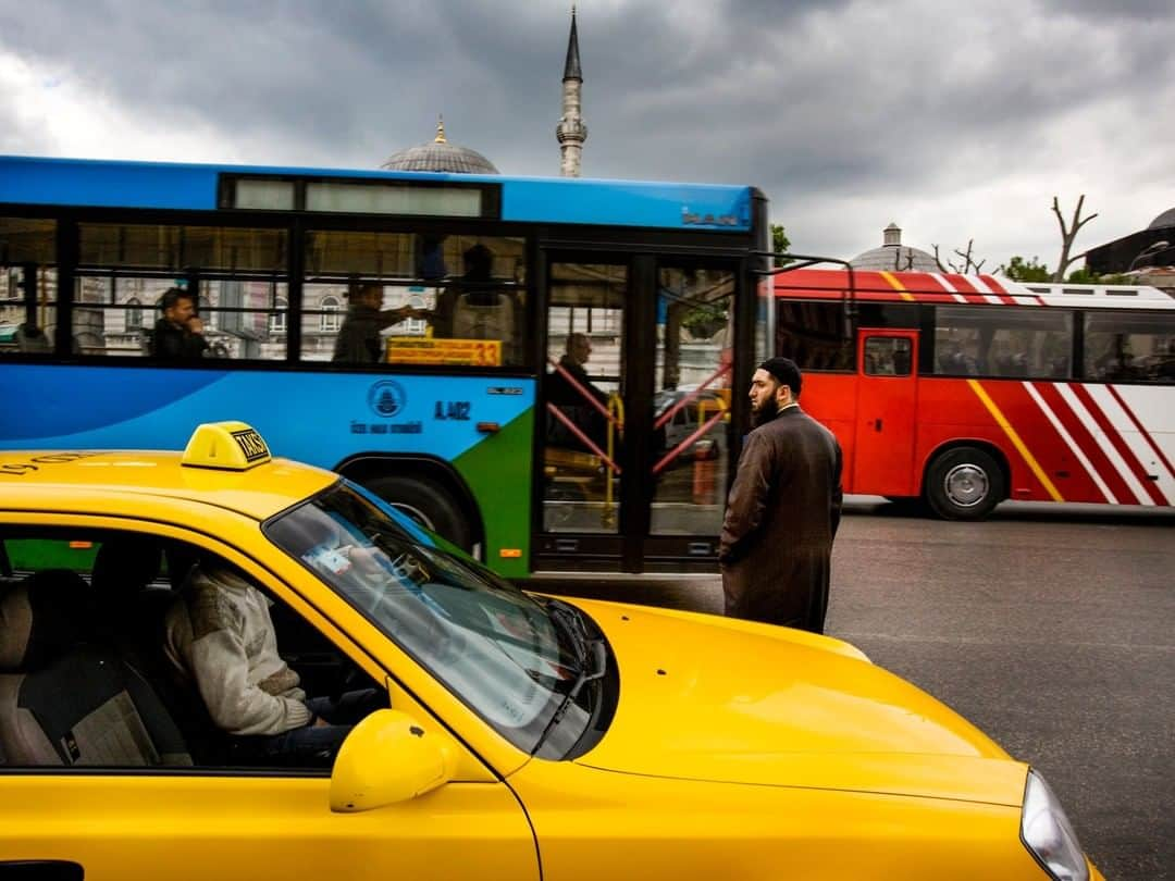 National Geographic Travelさんのインスタグラム写真 - (National Geographic TravelInstagram)「Photo by @andrea_frazzetta | A man tries to cross a road clogged by evening traffic in Istanbul, Turkey. On the other side of the street, a muezzin sings from the tall minaret of a mosque. Istanbul's unique location blends cultures of the East and West. No other big city in the world can claim to span two continents. To see more photos from my travels, follow me @andrea_frazzetta. #instanbul #turkey」11月14日 14時09分 - natgeotravel