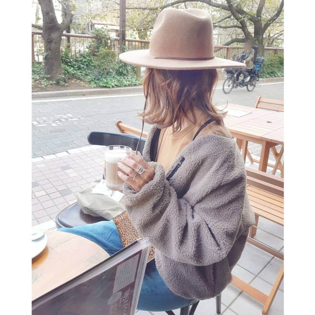 acoさんのインスタグラム写真 - (acoInstagram)「★☆★ .  カフェのテラスが気持ち季節です☕ .  目黒川の紅葉始まったらまたいきたいな🍁 遠いので始まったら誰か情報くださいな😂 . .  ボアブルゾンがテラスでも活躍してます🎶 * * ブルゾン/ @titivatejp #リバーシブルチェストジップアップボアブルゾン  カットソー/DeuxiemeClasse HAT/cavezarosso Bag/zakkabox * * #titivate#ティティベイト#titivatestyle#秋ファッション#アウター#秋コーデ#秋アウター#ブルゾン#リバーシブル#ママコーデ#ママファッション#プチプラコーデ#プチプラ#coordinate#instafashion#ootd_kob#locari#ponte_fashion」11月14日 14時10分 - happy_acoaco