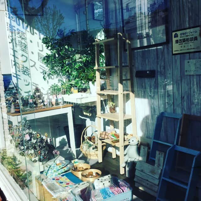 LIXILリフォームショップ外壁・家のリフォームのインスタグラム：「Handmade marche 開催中！  マルシェも残すところあと1日！ 明日までとなりました。 連日、様々なお客様が足を運んでくださっております😄 ハンドメイド作品との出会いは、一期一会💖 お気に入りを見つけに来てください♬ 📮560-0001 豊中市北緑丘1-1-6 LIXILリフォームショップ Wall house reform  電話📞0120-1212-86  #ハンドメイド #マルシェ #ハンドメイド市  #豊中市 #ロマンチック街道 #lixil  #イベント #作家さん応援 #手作り #アクセサリー #レジン #羊毛ふぇると　 #wallhousereform」