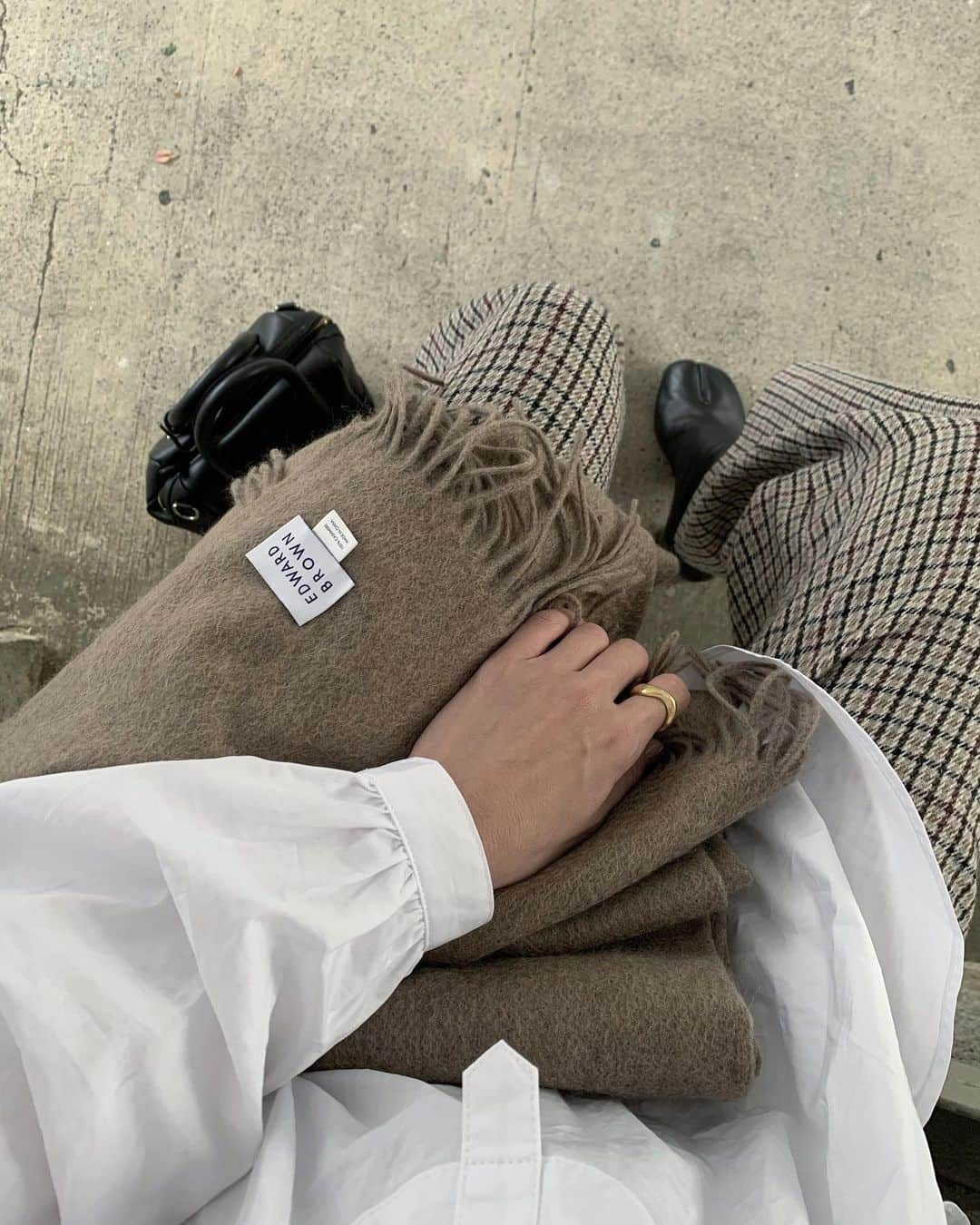 Mie Kawanoのインスタグラム：「今日から冷え込むみたいだから 早速ストール下ろした♡ stall @edward_brown_official  shirt&pants @canaljean  ____________________________________________ #edwardbrown #エドワードブラウン #stall #maisonmargiela #coordinate #code #mamacode #instagood #instafashion」