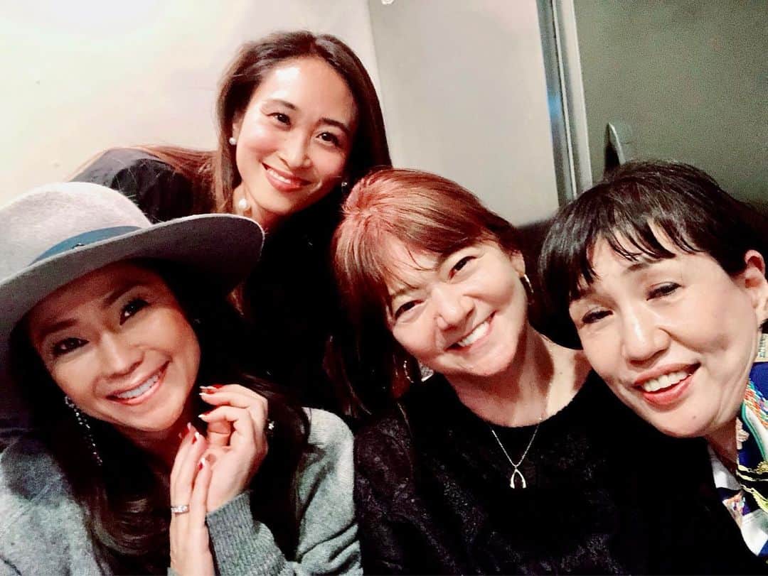 のインスタグラム：「@izapinkchristmas2019  #乳がんサバイバー がモデルになりランウェイを歩く #キャンサーギフトコレクション 昨日はショー衣装のフィッティングと2回目のウォーキングレッスンがありました。 終了後は @shirley_tomioka @aromaroom4919 @yukakoiue_58 と焼き鳥ディナー。楽し♡ #izapinkchristmas  #izapinkchristmas2019 @iza_official #aboutlastnight」