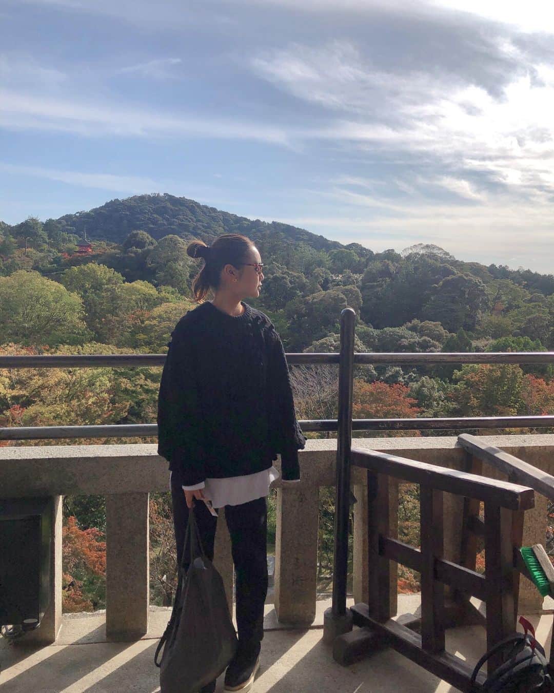 西本早希のインスタグラム：「・ DMが多かった京都の日 お気に入りで ずっと着てるもので 全部今期のものじゃないのですが 🥺 1泊なら グランマのバッグが軽くて すき」