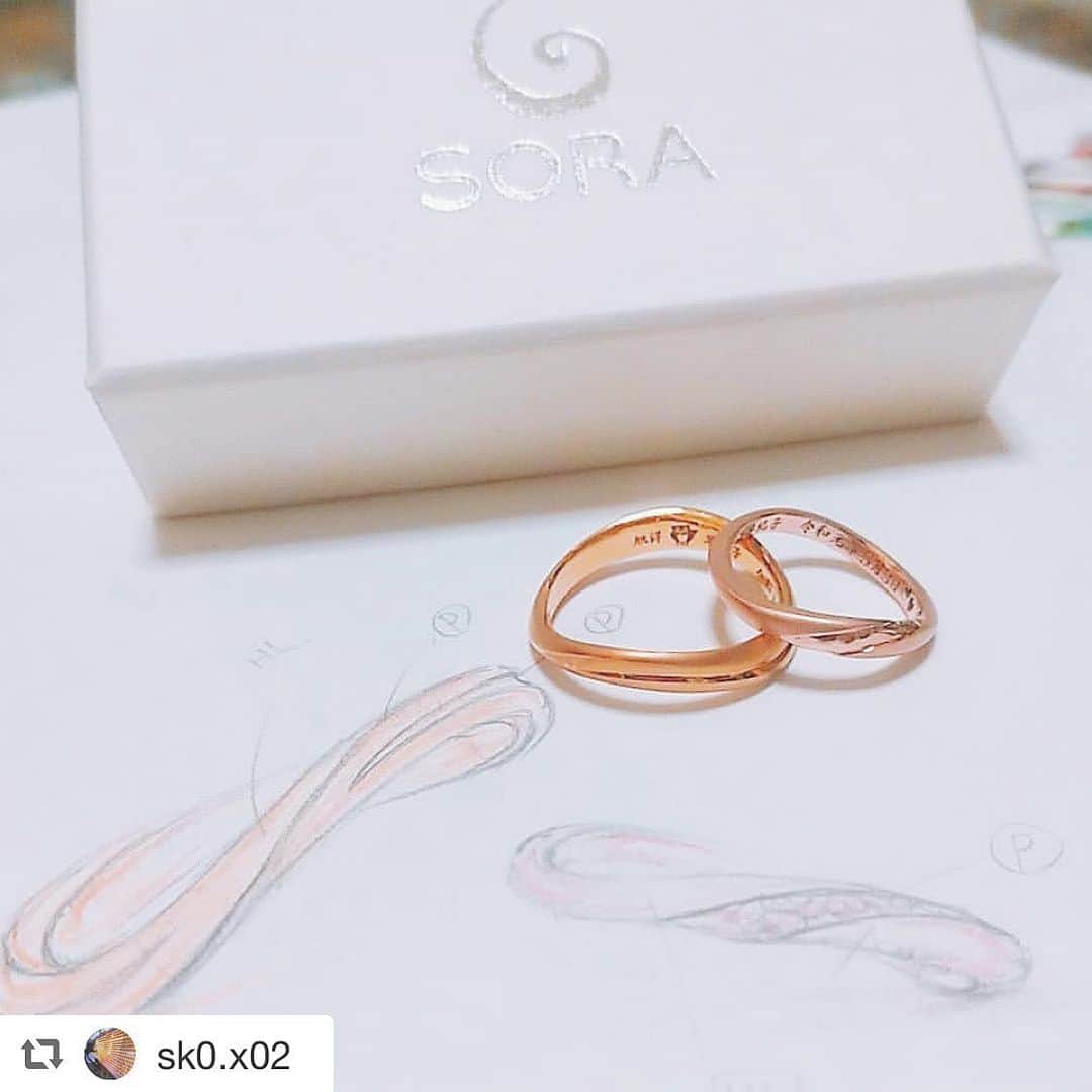 SORA ≪SORA表参道の公式アカウント≫のインスタグラム：「. ぜひ『 #結婚指輪sora 』のハッシュタグを入れて お写真を投稿してくださいね＊* . みなさんの素敵なご投稿はSORAの 公式アカウントでご紹介いたします！ . 本日は @sk0.x02 さまのご投稿をご紹介♪ . ･:*+.･:*+.･:*+.･:*+.･:*+.･:*･: . Wedding Ring💍 ついに完成！ . 毎日、そして一生つけるものだから 世界に1つだけのオリジナリティ溢れ 2人が気に入ったものを…♩*ﾟ . . 🤵Orange Gold、👰Pink Gold 私達の考えたフクロウ🦉のデザインと 2人のこだわりがしっかりと詰まった 指輪になりました✌️💗 . . 指輪は結婚式の日まで 大切に保管しようと思います😌 . オリジナリティ溢れる指輪は 表参道にある【sora】さんに作っていただきました✨ 世界で１つの指輪が作れ、指輪の色も豊富！ 自分達の手で１から指輪を作ることもできます♡ みんなと一緒の物でなく、 オリジナリティ溢れた指輪を作るなら ぜひ！【sora】さんまで\ ♡ / . ･:*+.･:*+.･:*+.･:*+.･:*+.･:*･: . #結婚指輪 #婚約指輪 #表参道 #金属アレルギー #金属アレルギー対応 #レアメタル #鍛造  #手作り #手作り指輪 #マリッジリング #エンゲージリング #ブライダル #ウェディング #プレ花嫁 #クリエィティブ #デザイン #個性的 #bridal #wedding #jewelry #ring #weddingring #creative #design #japaneseart #madeinjapan ﻿」