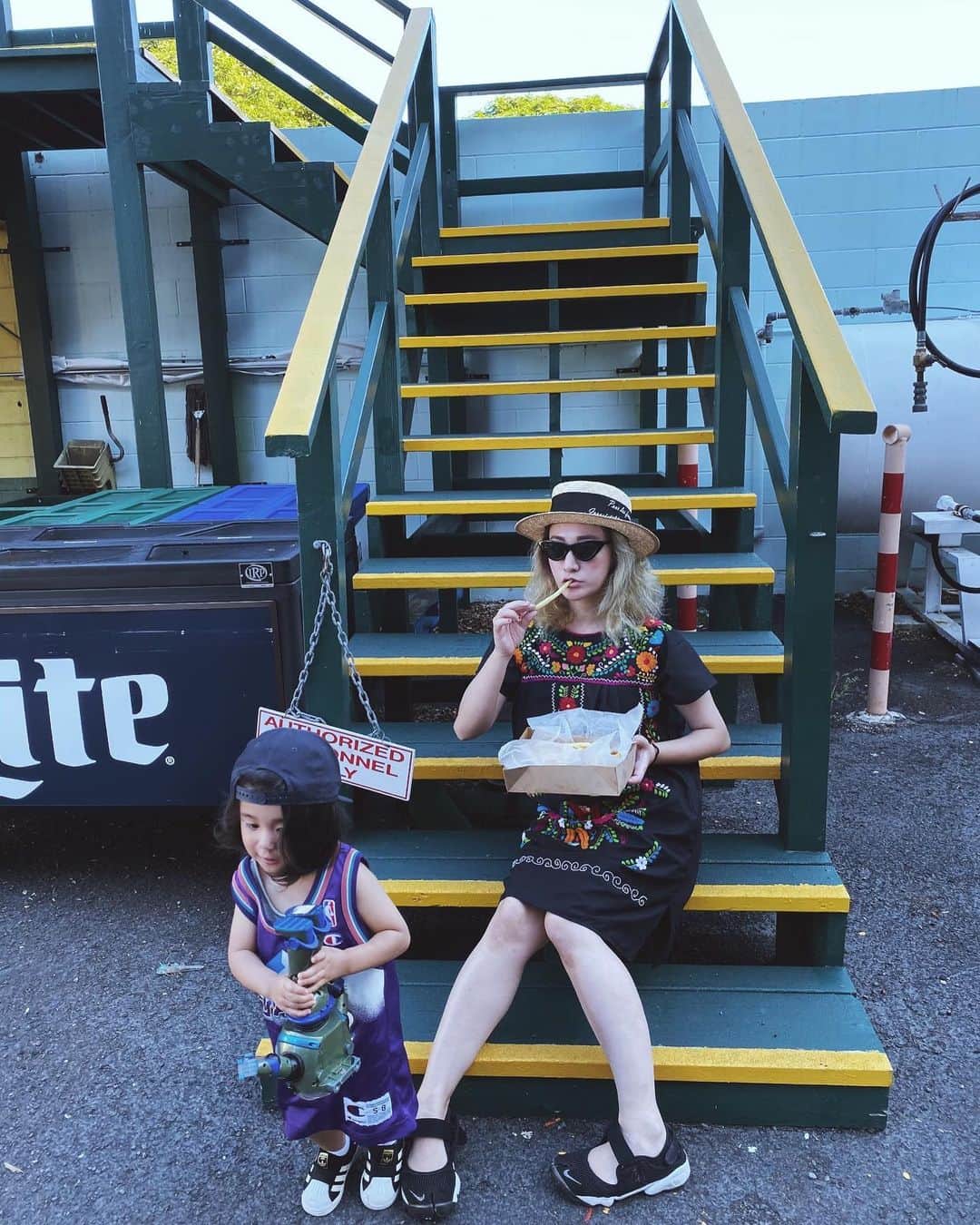 Saki のインスタグラム：「#AlohaStadiumSwapMeet  ちょっと Waikikiから離れてるし、 メジャーな観光じゃないから直行バスなどないから レンタカー🚗or 往復タクシー🚕必要やけど 個人的にすごくローカルで良かった🌴🌴 ベタなハワイ土産みたいなshopから、 個人のフリマまで広〜いストリートマーケット🛒 日本人まったくいない😂  掘り出し物たくさんget💜 ローカルフリマだから、キャッシュ💵オンリー 気をつけて！日陰もないから暑い☀️💦🔥 子連れは短時間で見て、帰るのおススメ！  ジュースやかき氷などの屋台しかなく、 フードは野球場の⚾ 朝ごはんがホットドッグとポテト🌭🍟🥤 めちゃアメリカ感じた🇺🇸笑  #Hawaii #honolulu #Hawaiian #alohastadium  #ハワイ #ホノルル #ハワイ旅行 #家族旅行 #family  #親子 #ハワイ旅  #2歳 #2歳6ヶ月 #谷口じょあん #恕空 #親バカ  #男の子ママ #息子　#キッズ  # #kids #myson #mama #mamalife  #kidsphoto」